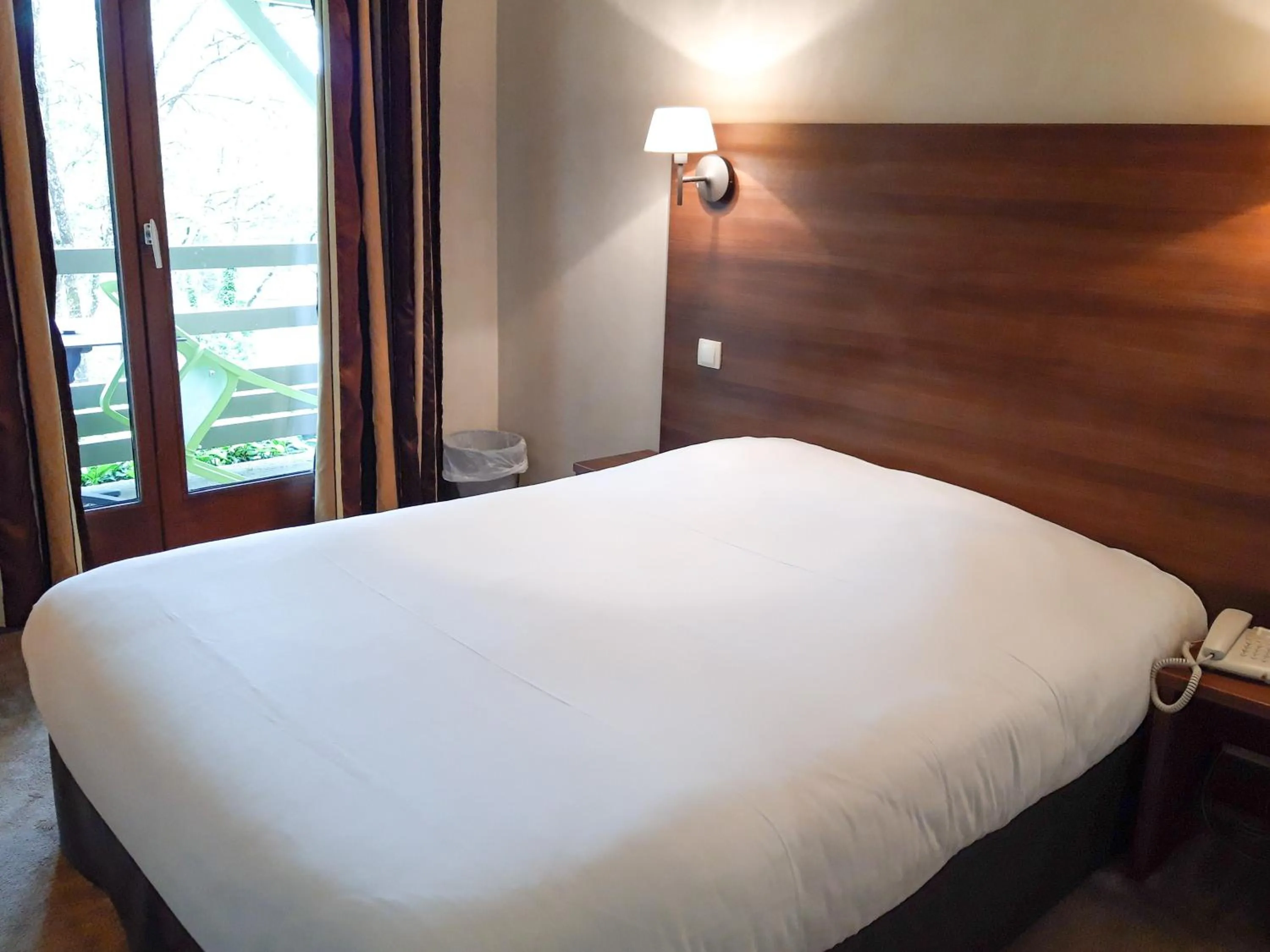 Bed in Hotel Alicia Auray Le Bono