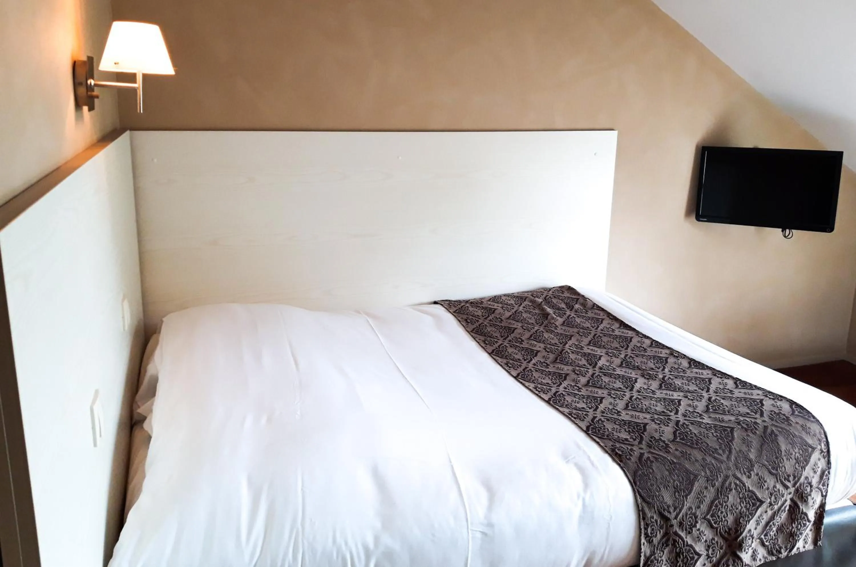 Bed in Hotel Alicia Auray Le Bono