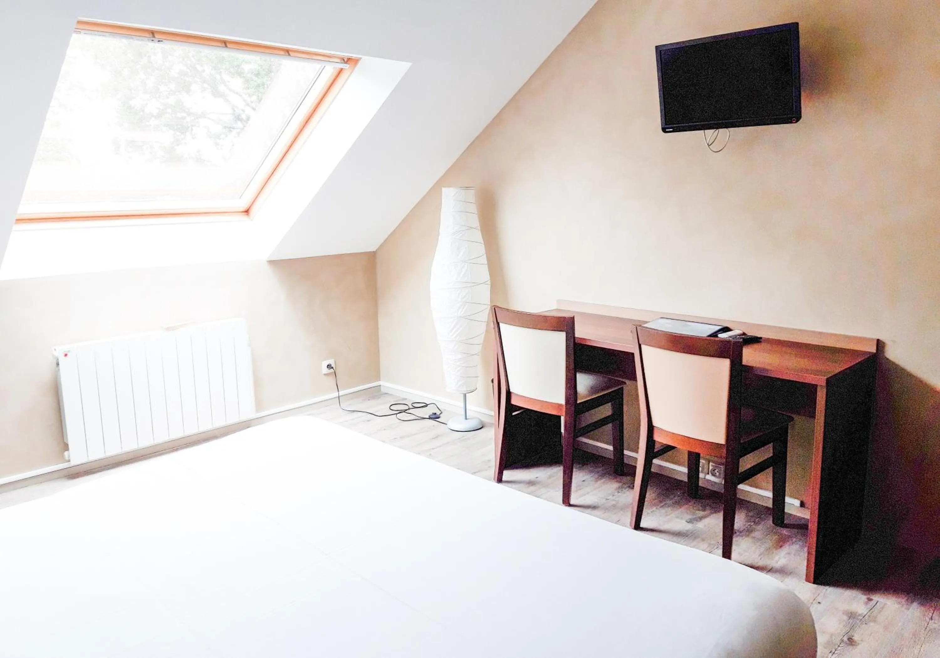 Photo of the whole room in Hotel Alicia Auray Le Bono