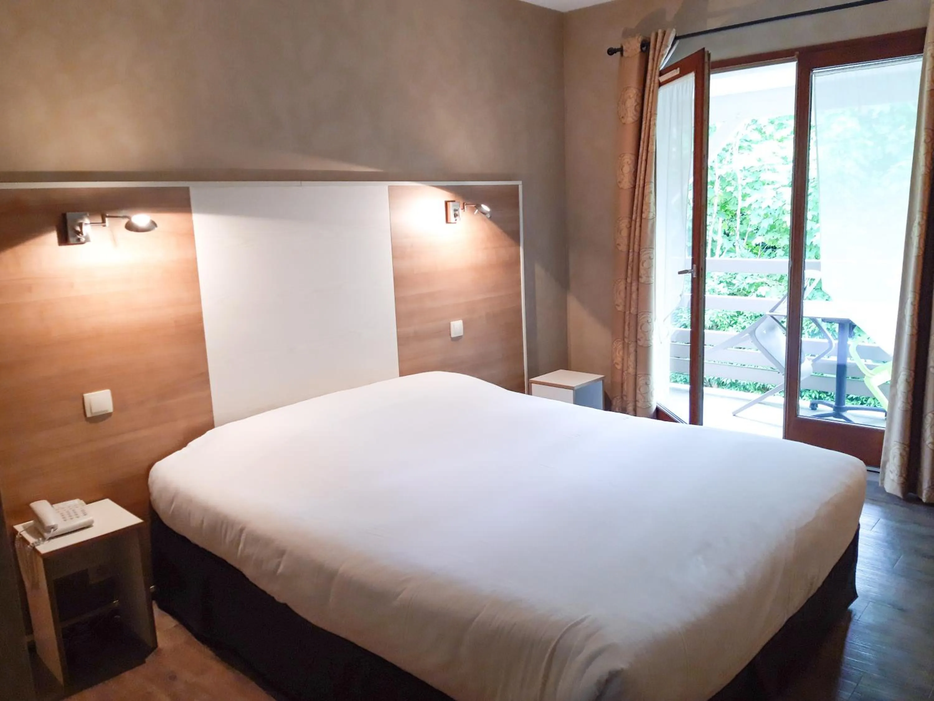 Bed in Hotel Alicia Auray Le Bono