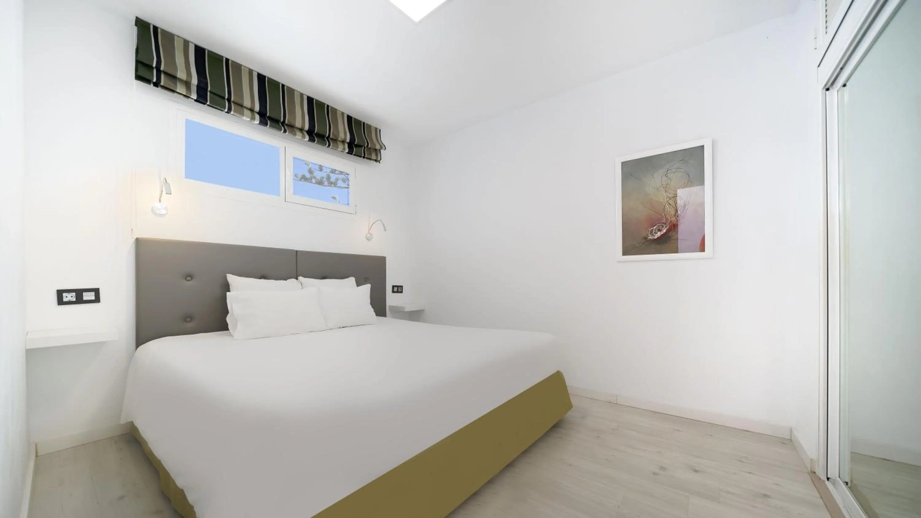 Bed in Atlantic Sun Beach - Gay Men Only