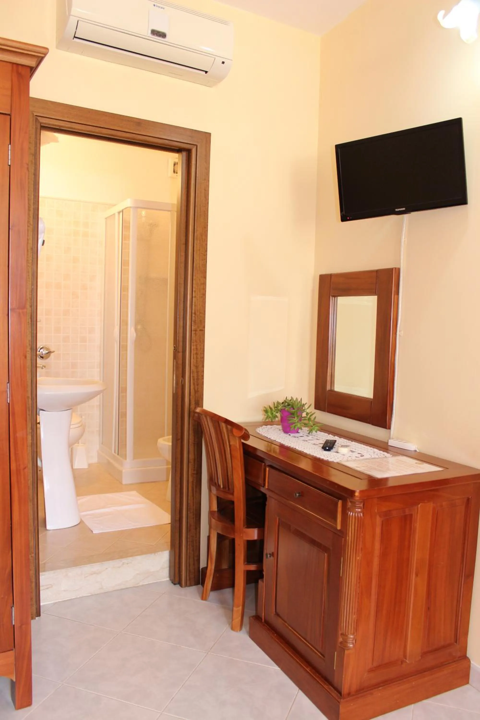 Bathroom, Bed in Raggio di Sole Bed & Breakfast
