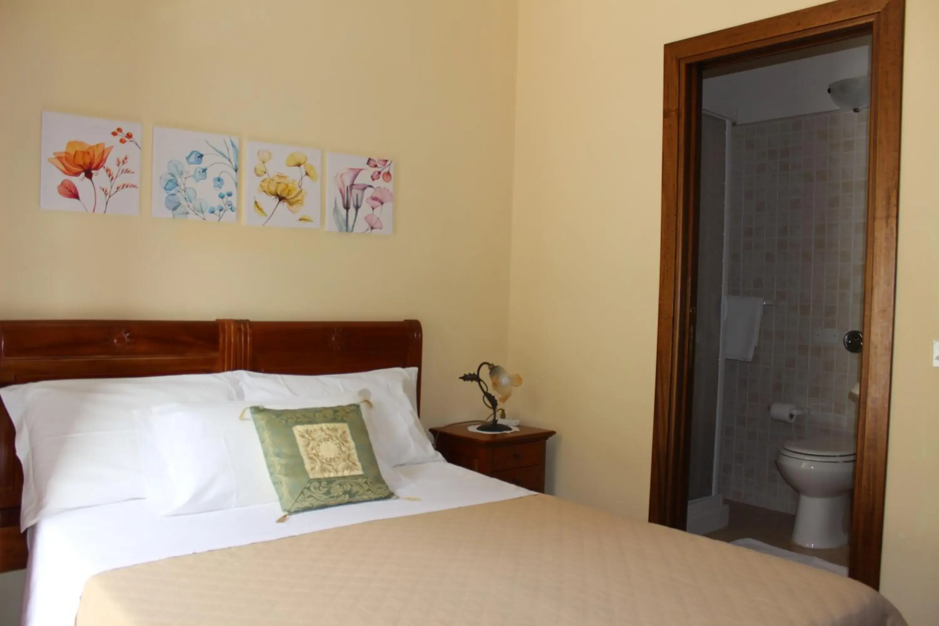 Small Double Room in Raggio di Sole Bed & Breakfast Small Double Room in Raggio di Sole Bed & Breakfast
