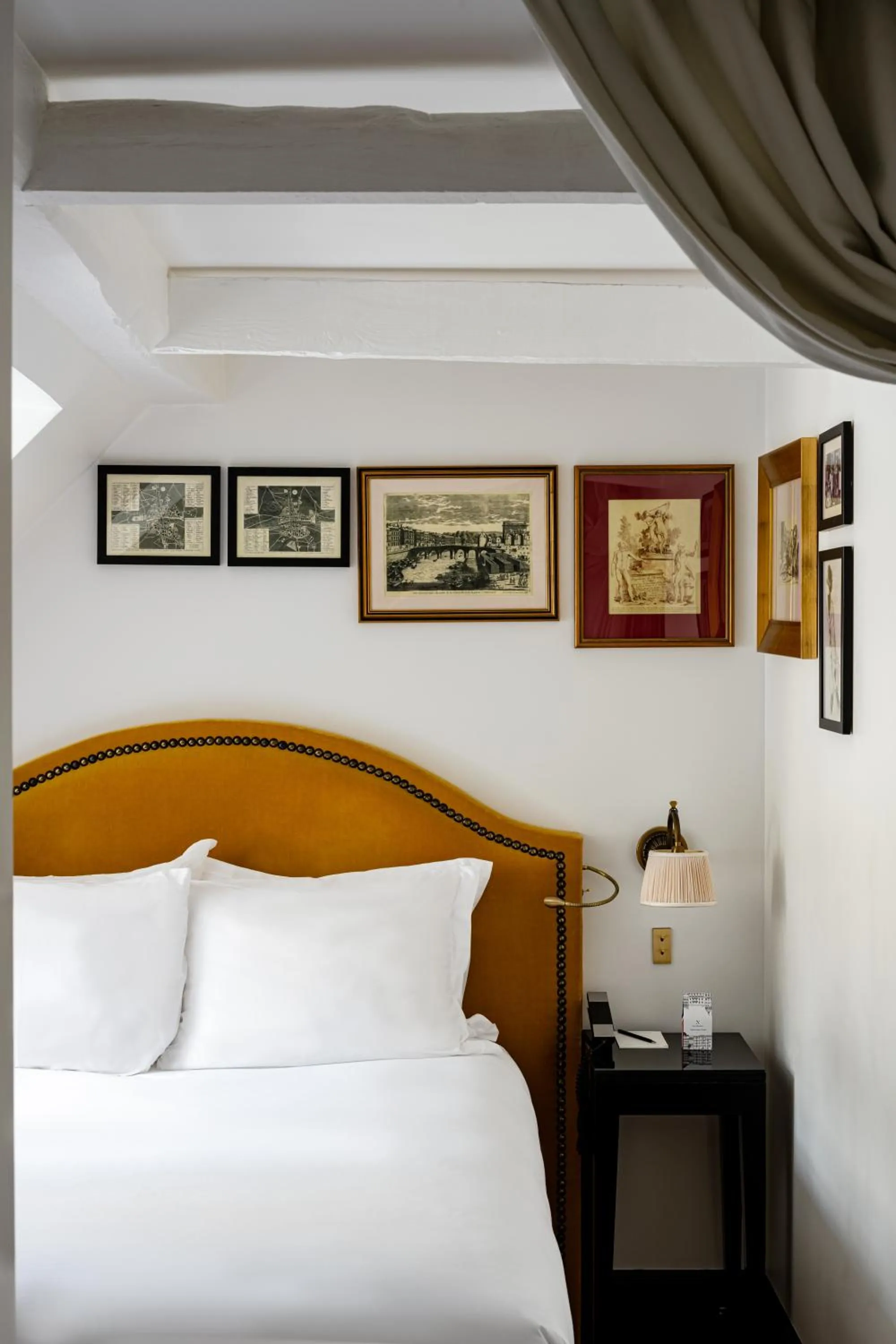 Bed in La Chambre du Marais