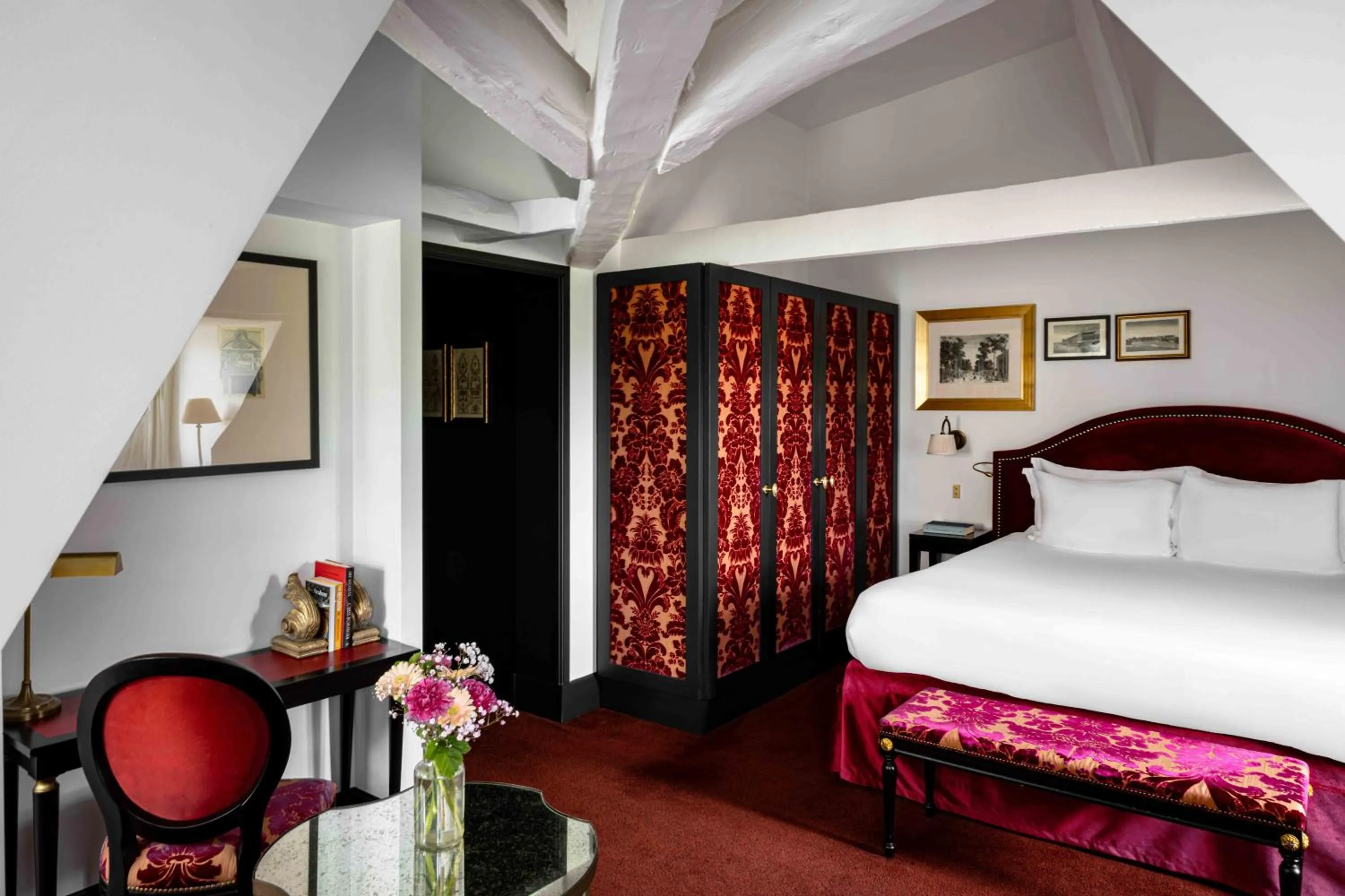 Seating area, Bed in La Chambre du Marais