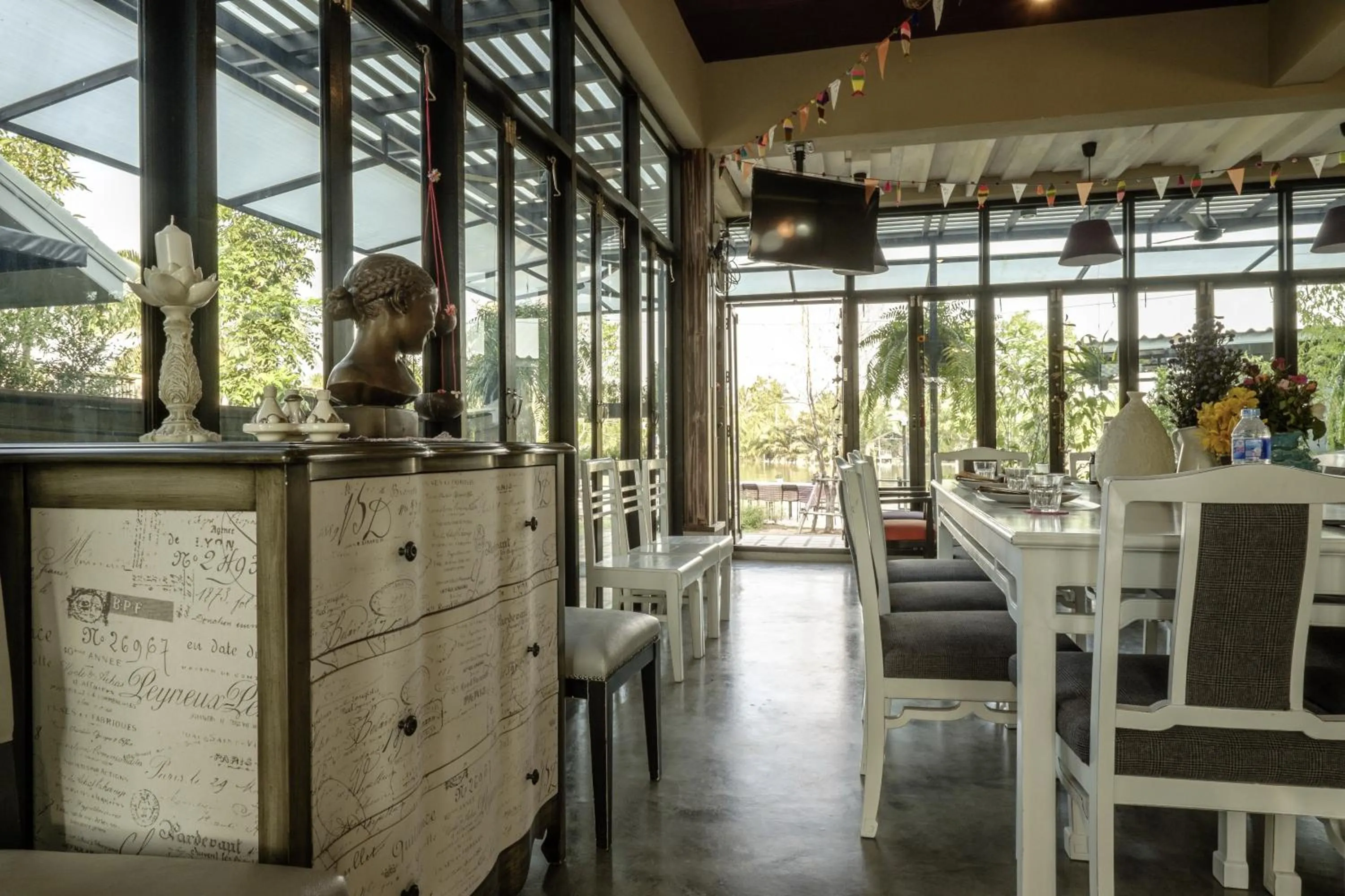 Communal lounge/ TV room in Amphawa Caza Platuu