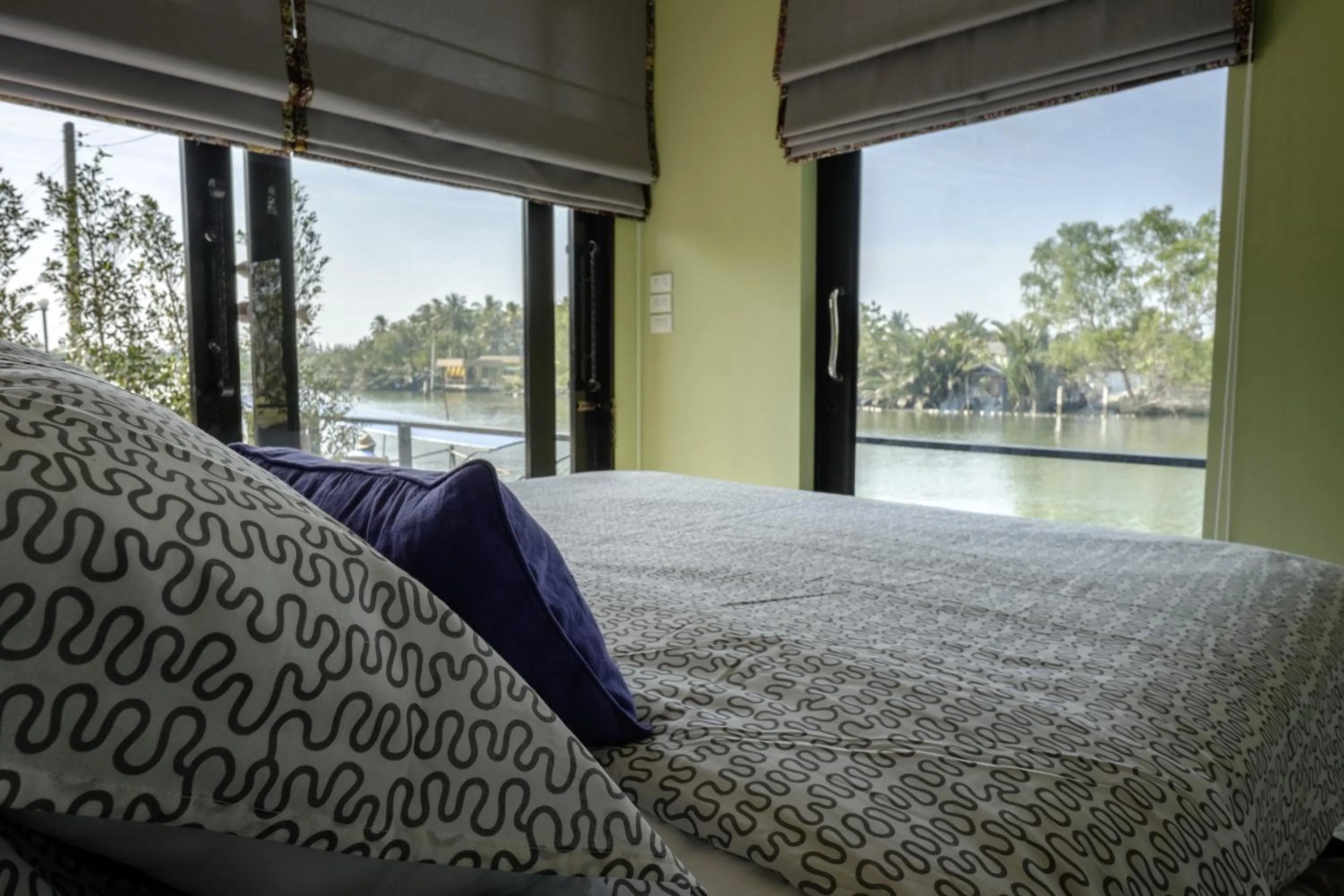 Photo of the whole room, Bed in Amphawa Caza Platuu