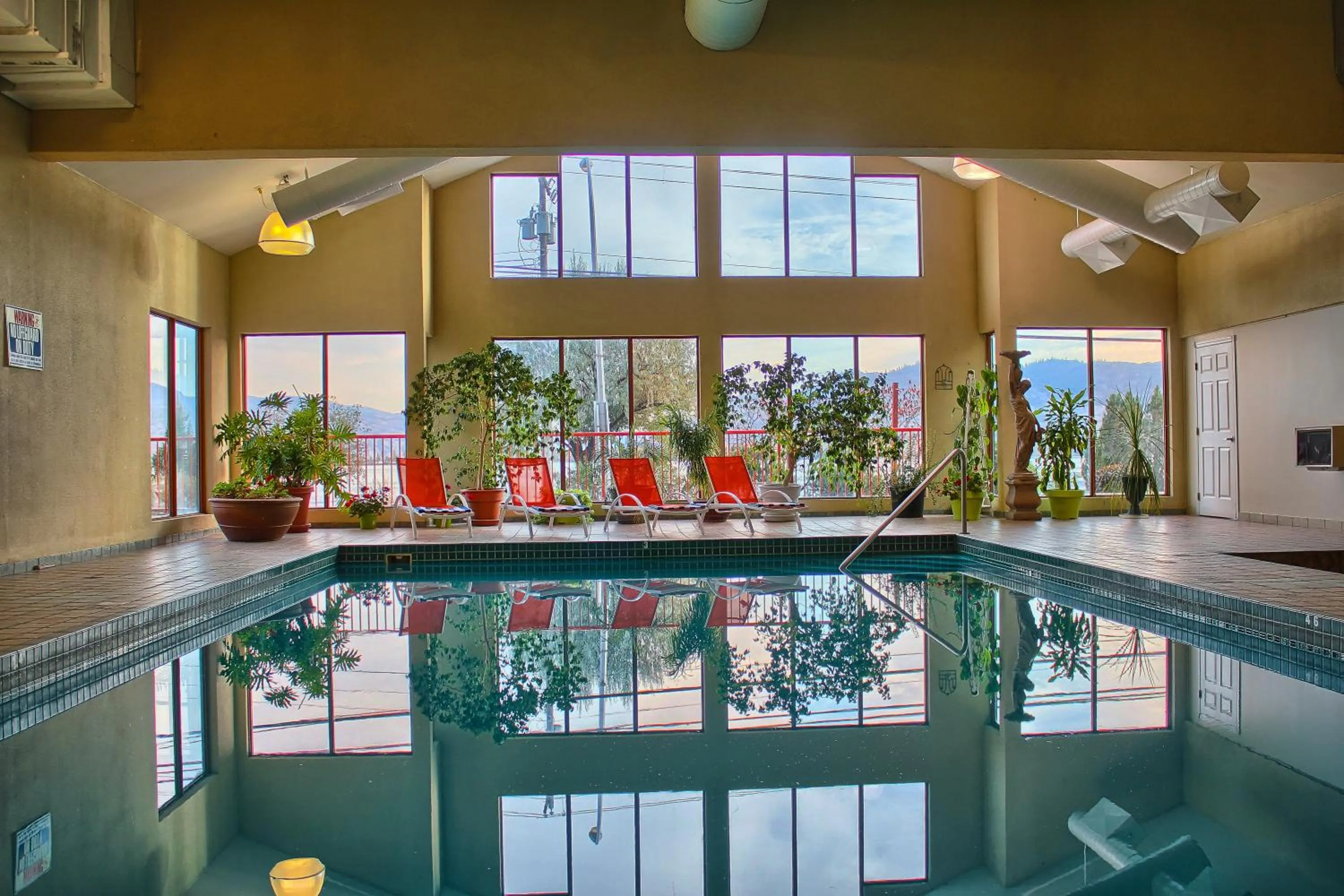 Swimming pool in Holiday Inn Hotel & Suites Osoyoos by IHG