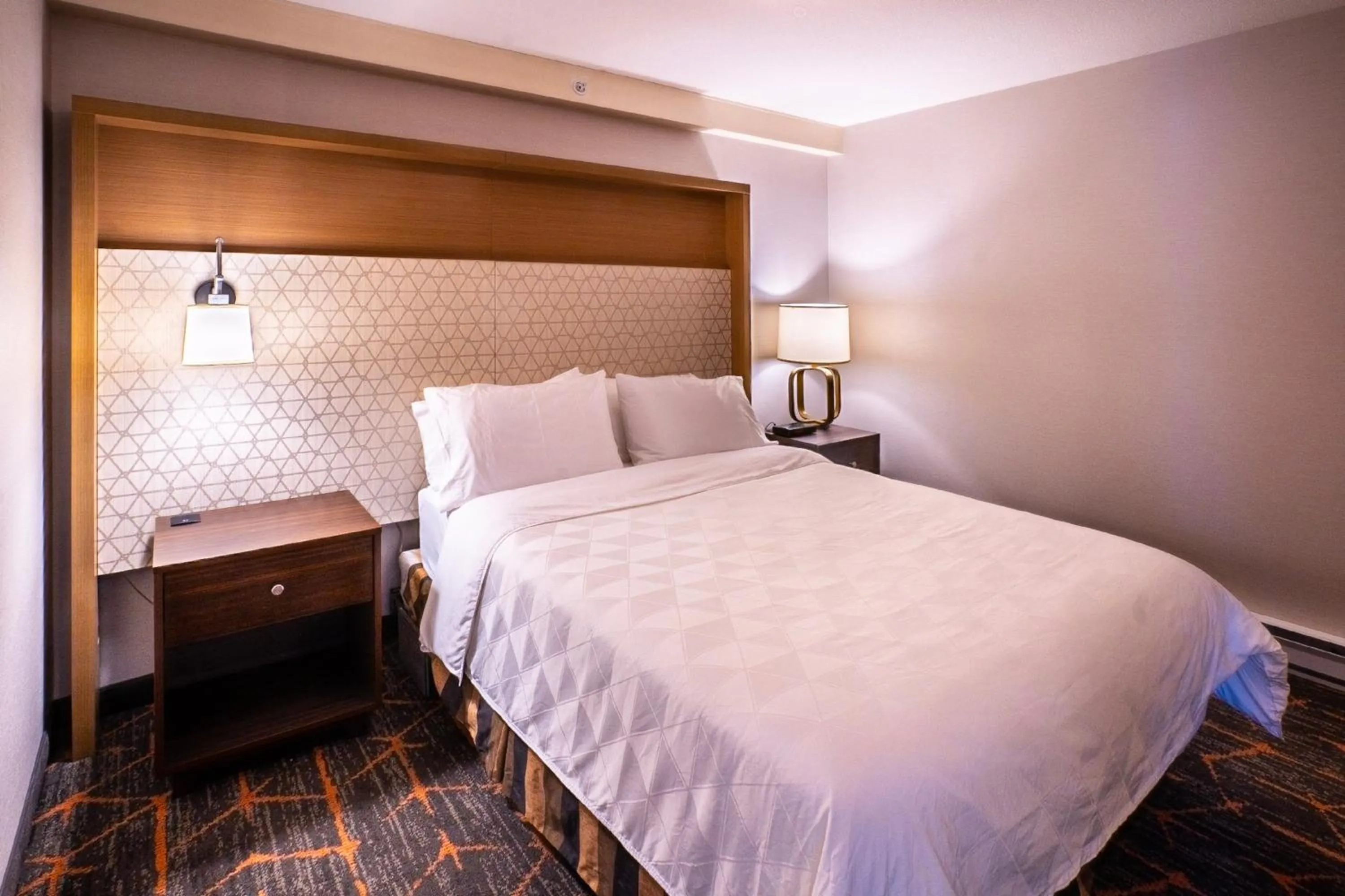 Photo of the whole room, Bed in Holiday Inn Hotel & Suites Osoyoos by IHG