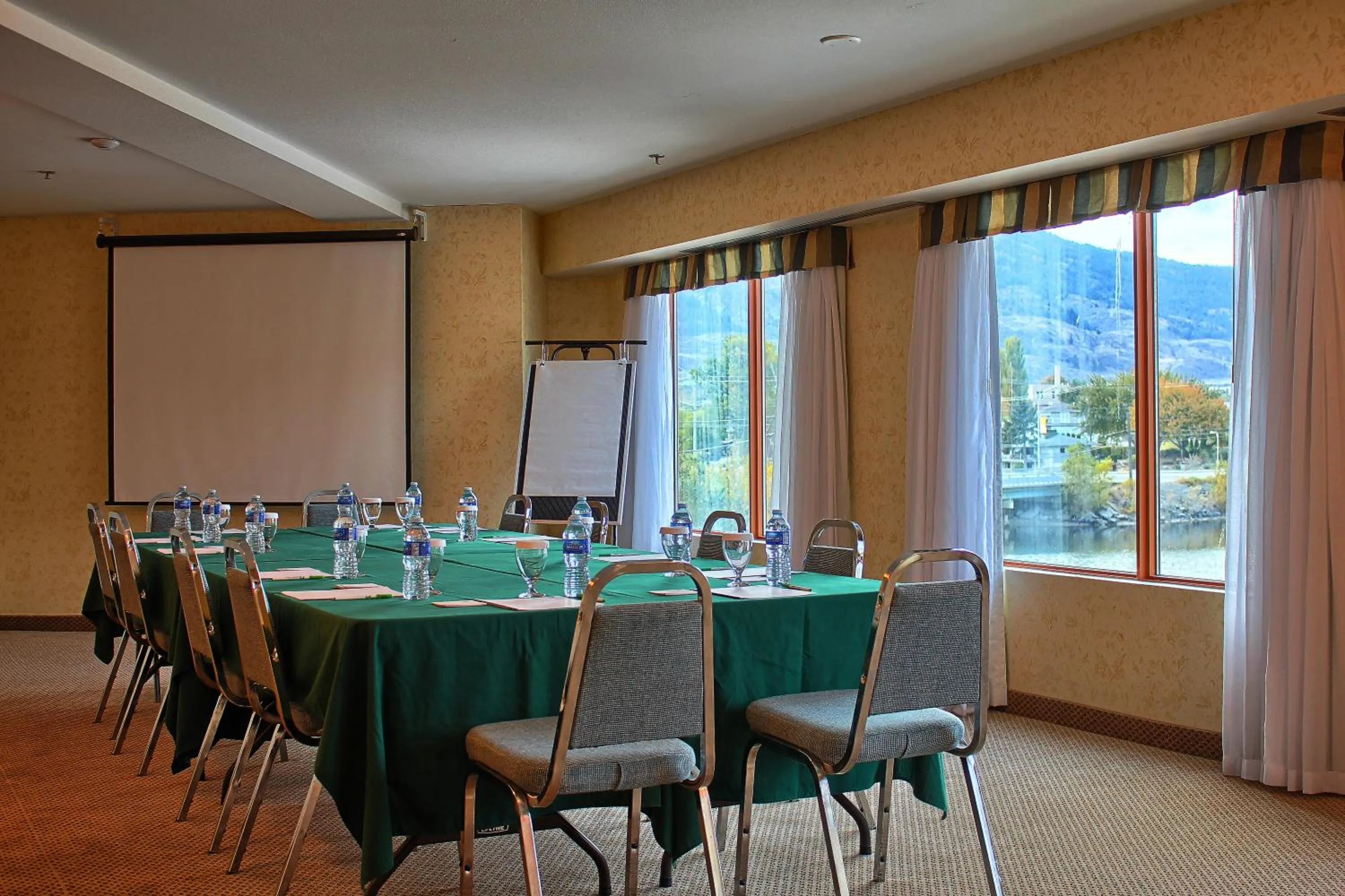 Meeting/conference room in Holiday Inn Hotel & Suites Osoyoos by IHG