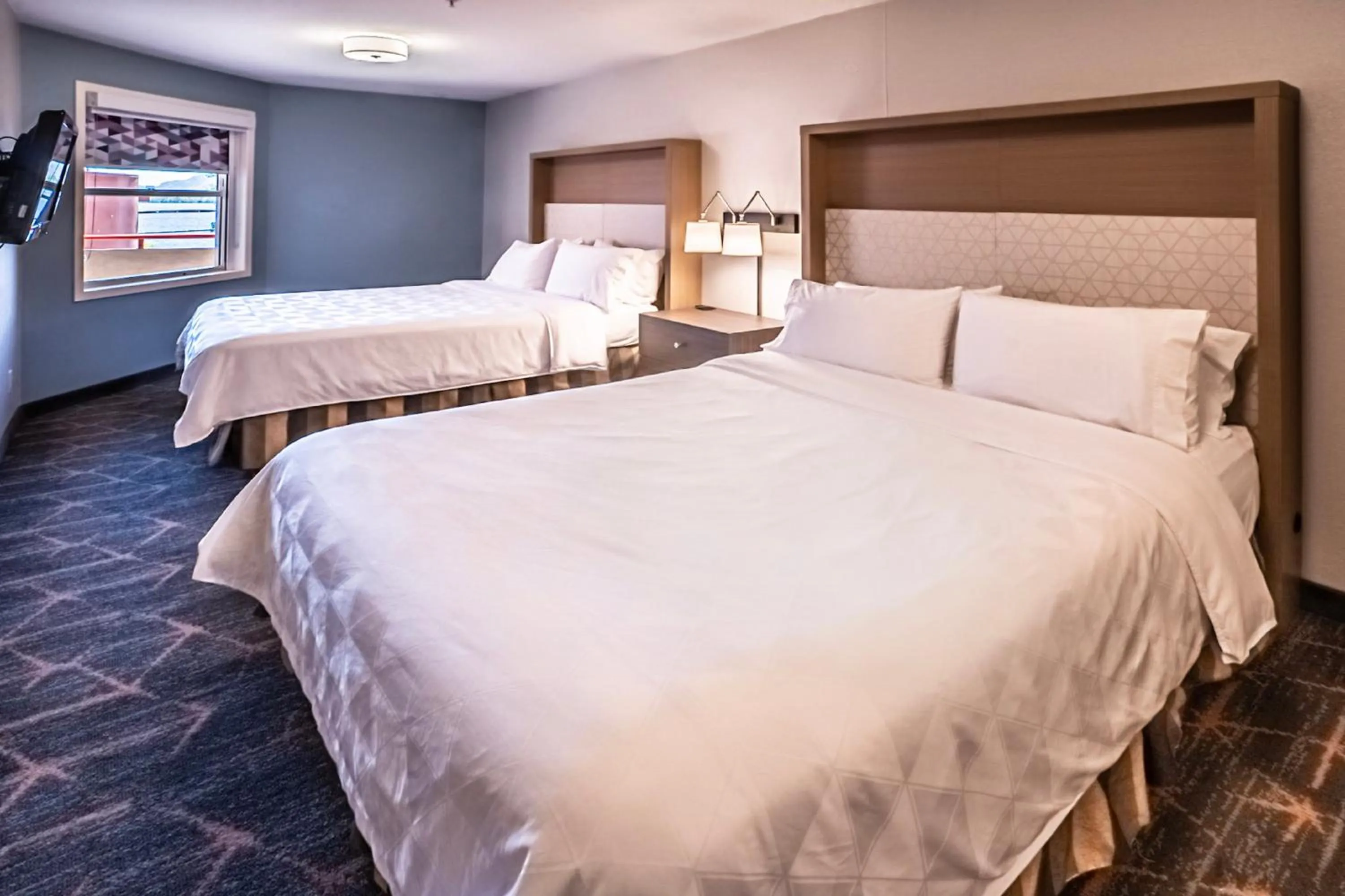 Photo of the whole room, Bed in Holiday Inn Hotel & Suites Osoyoos by IHG