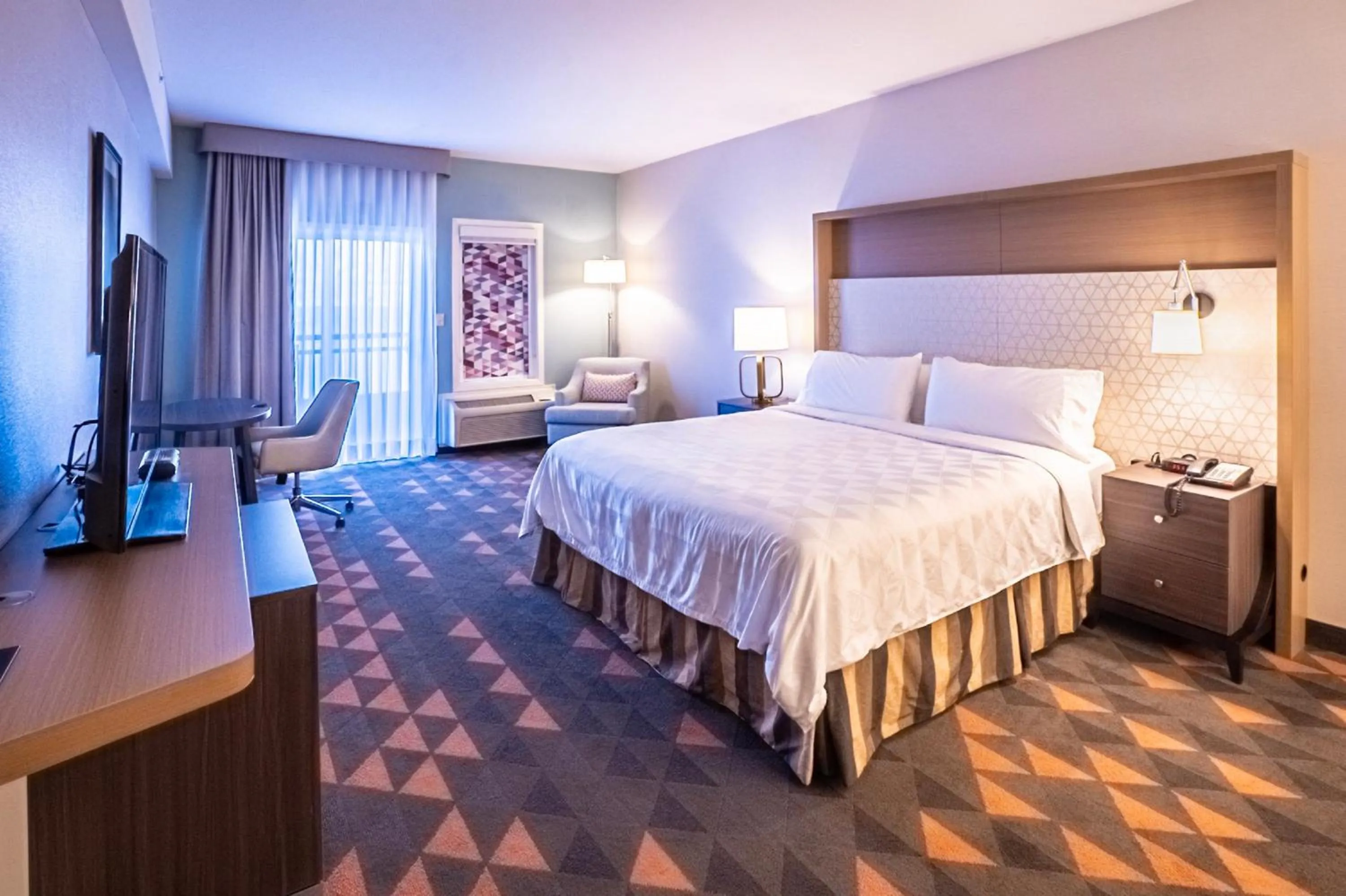 Photo of the whole room, Bed in Holiday Inn Hotel & Suites Osoyoos by IHG