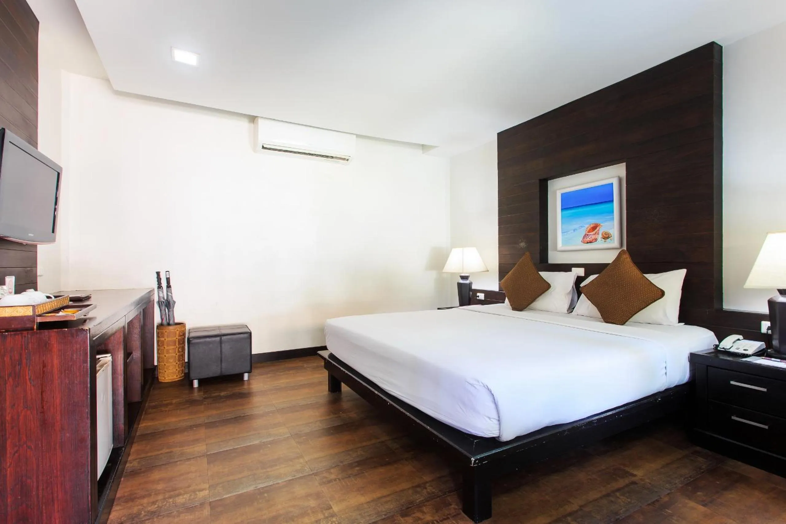 Photo of the whole room, Bed in Chaweng Cove Beach Resort