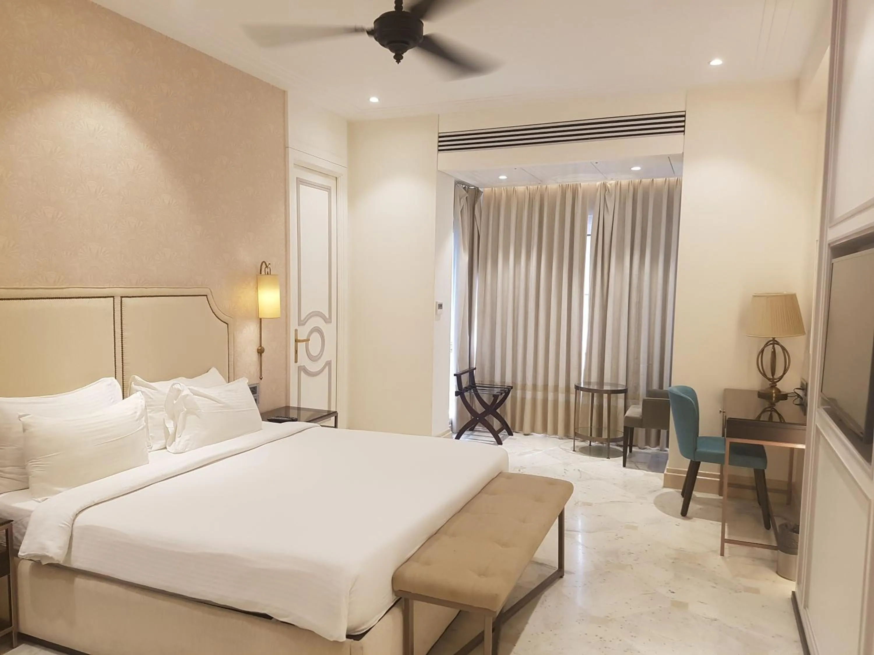 Bedroom, Bed in Hotel Harbour View Colaba