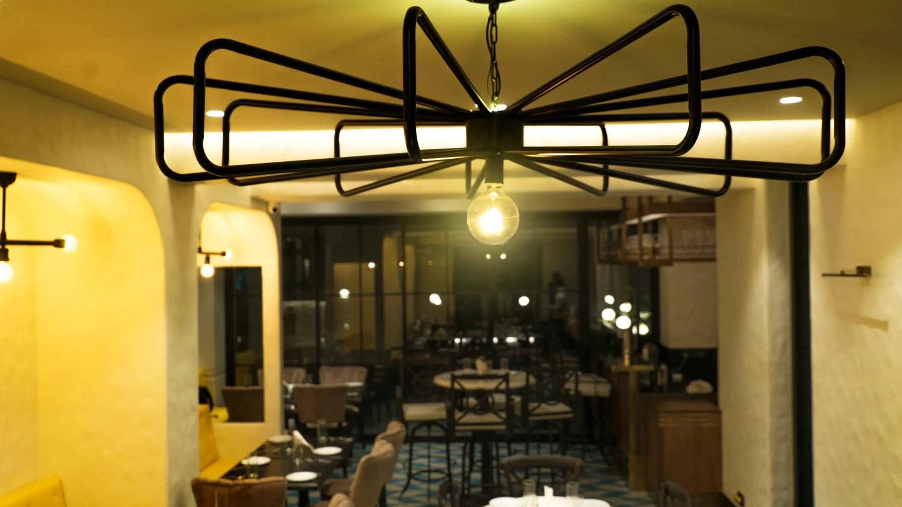 Restaurant/places to eat in Hotel Harbour View Colaba