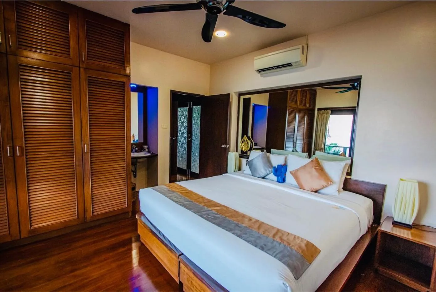 Bed in Sandalwood Luxury Villa Resort