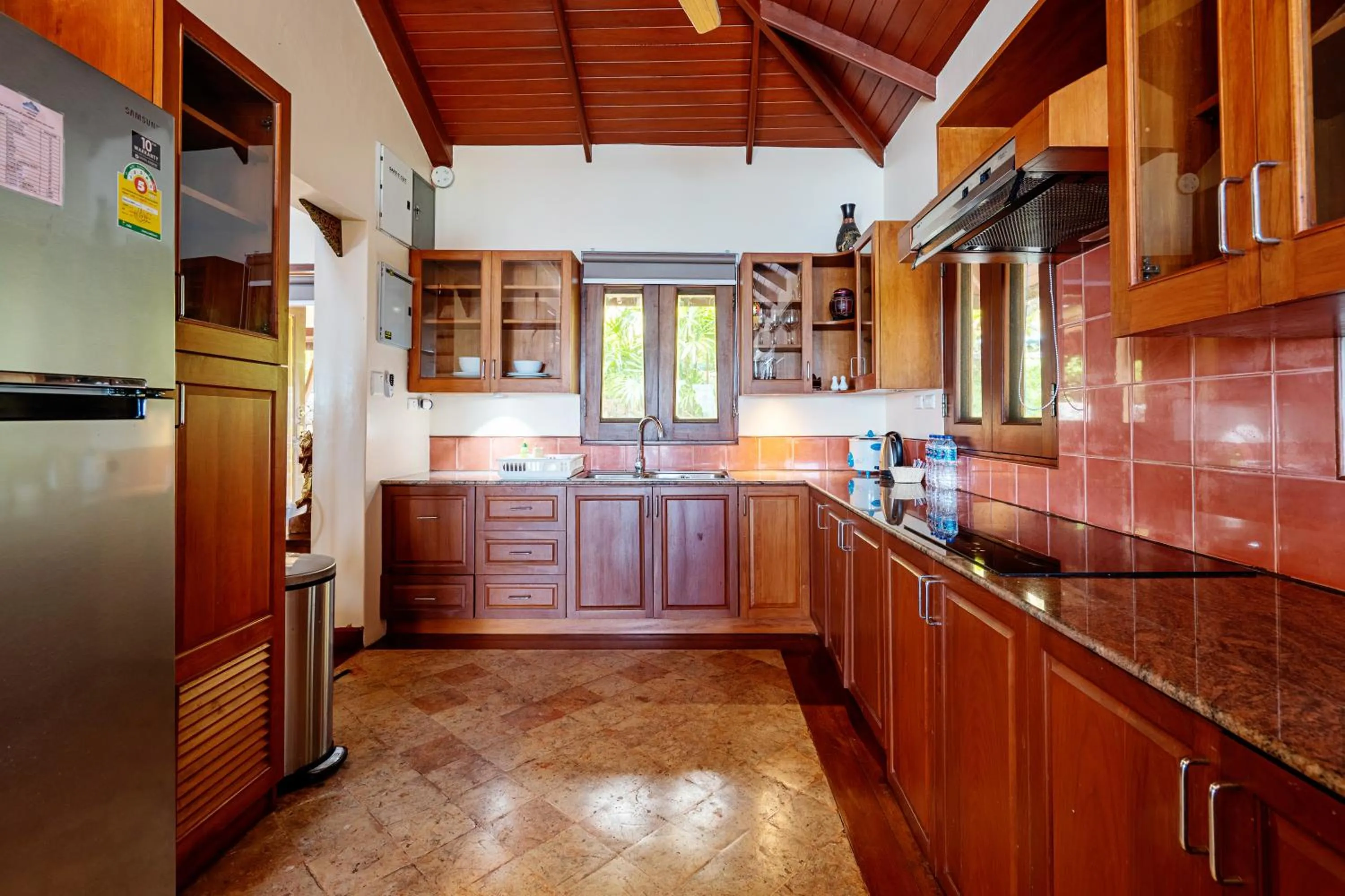 Kitchen or kitchenette in Sandalwood Luxury Villa Resort