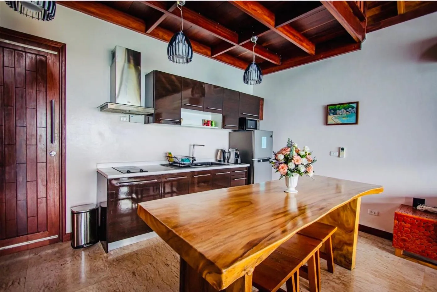 Kitchen or kitchenette in Sandalwood Luxury Villa Resort