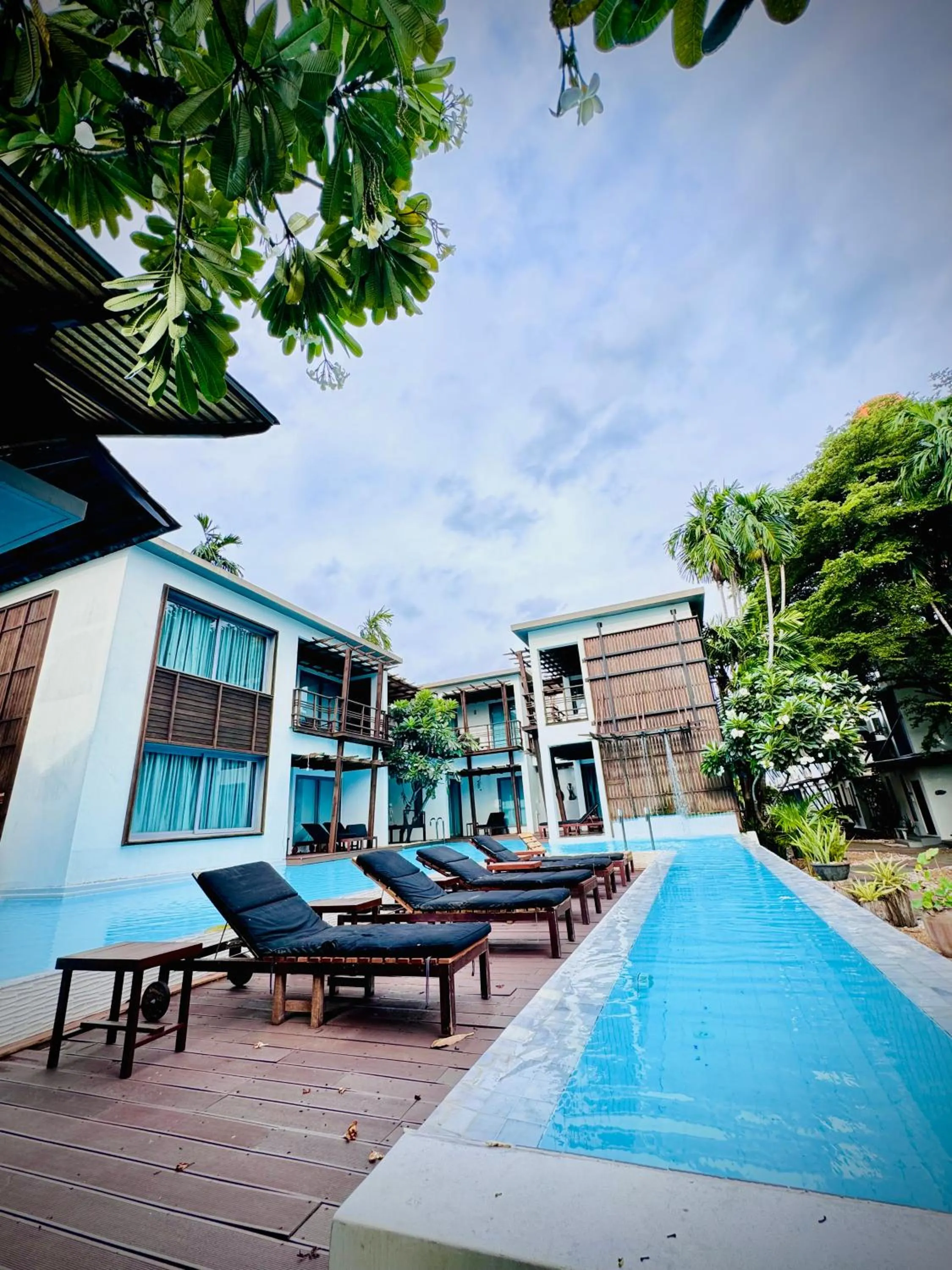 Pool view in Paragon Inn