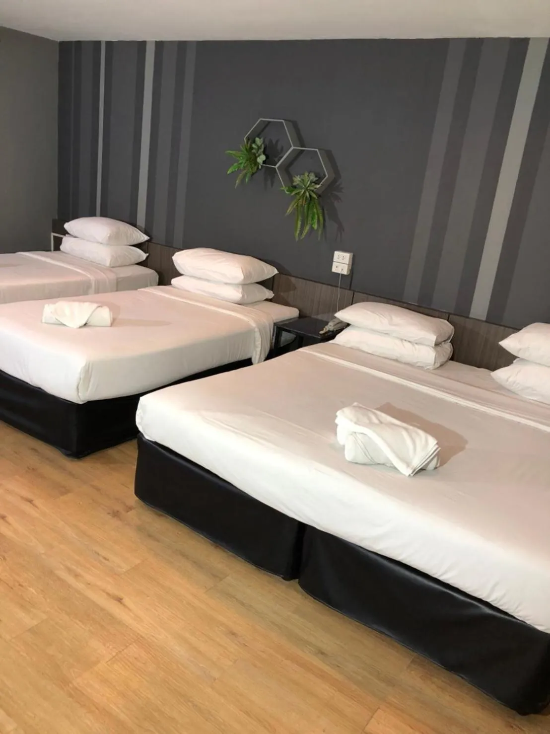 Bedroom, Bed in Paragon Inn