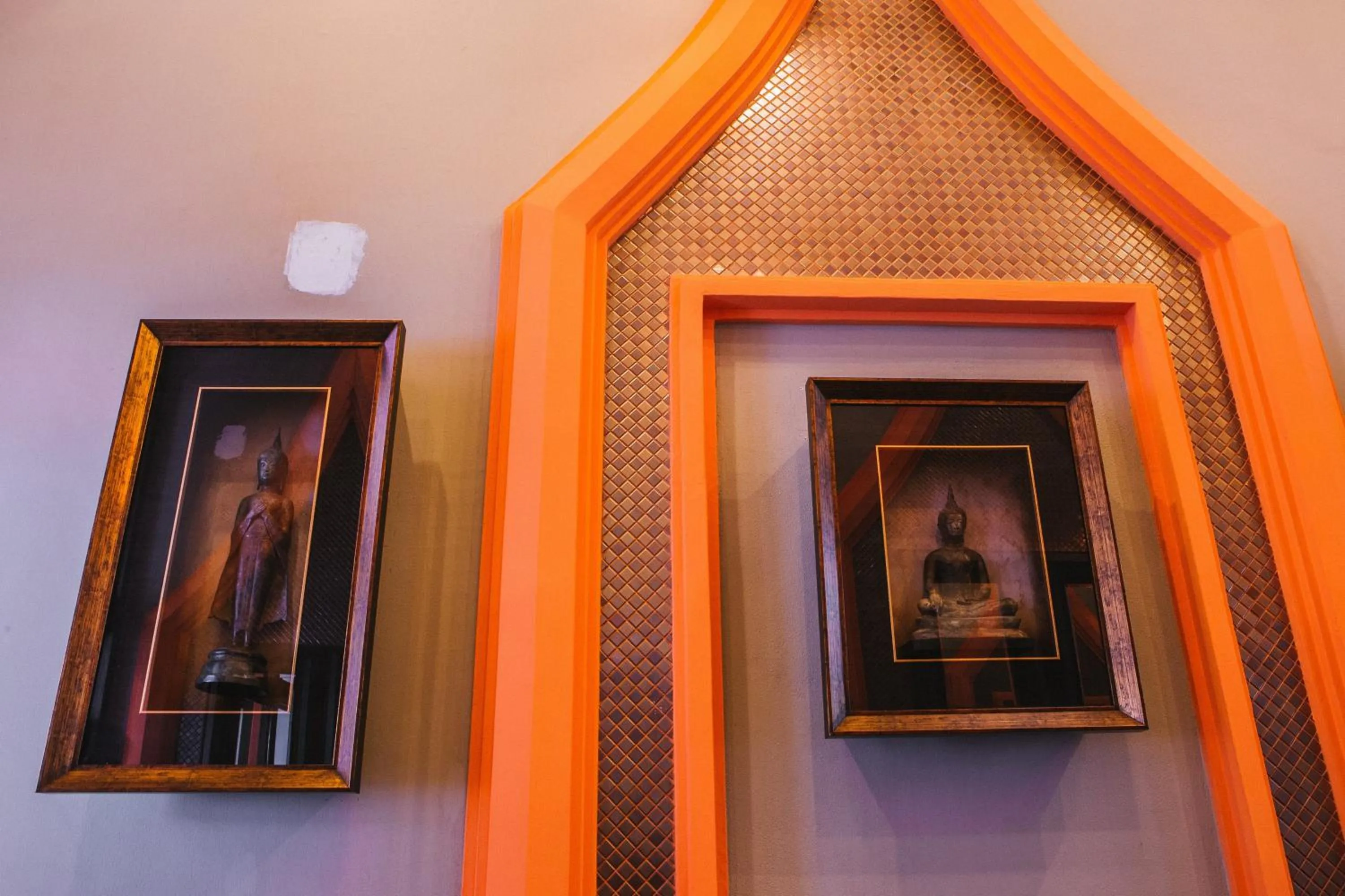 Decorative detail in Paragon Inn