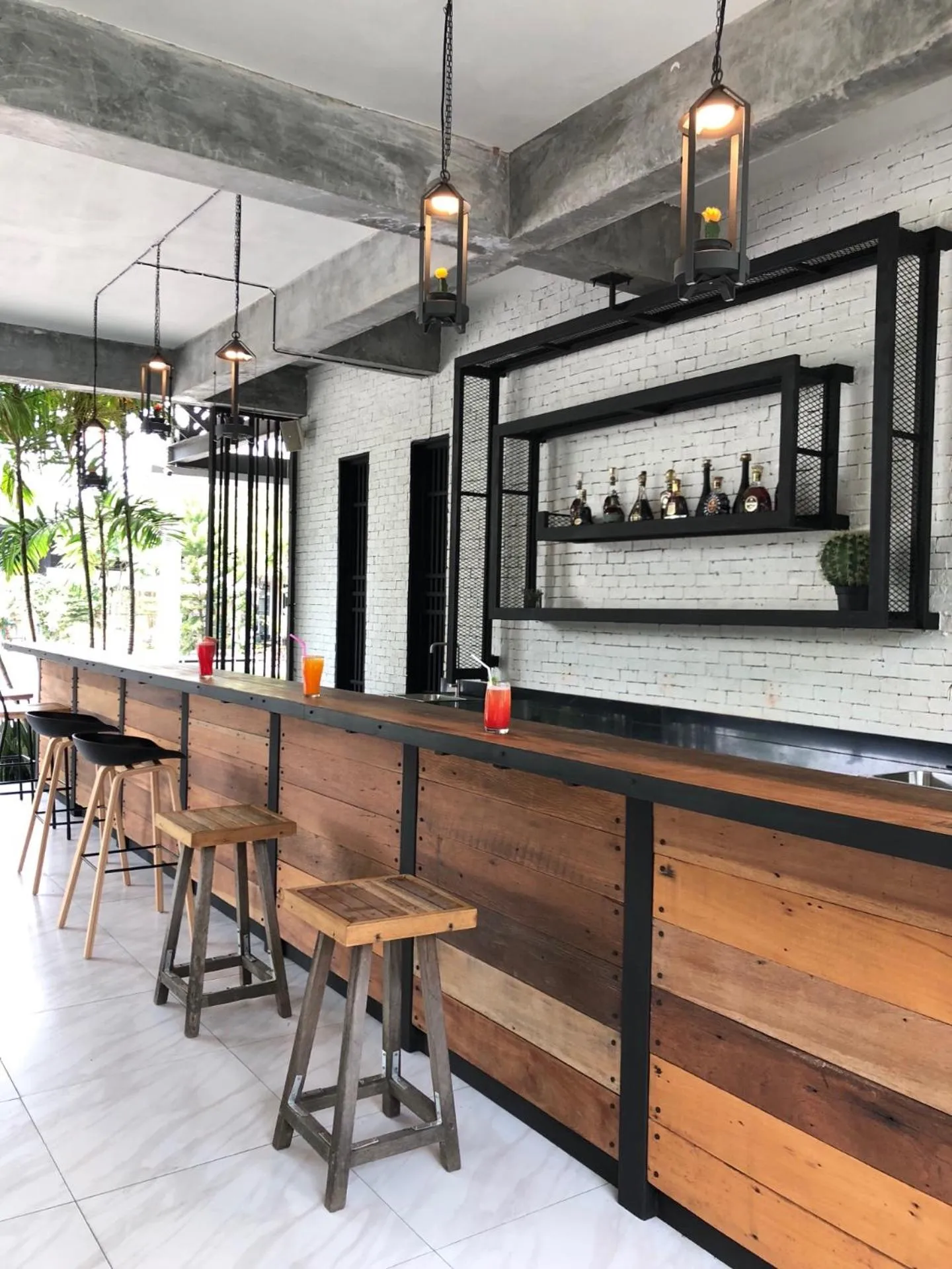 Lounge or bar in Paragon Inn