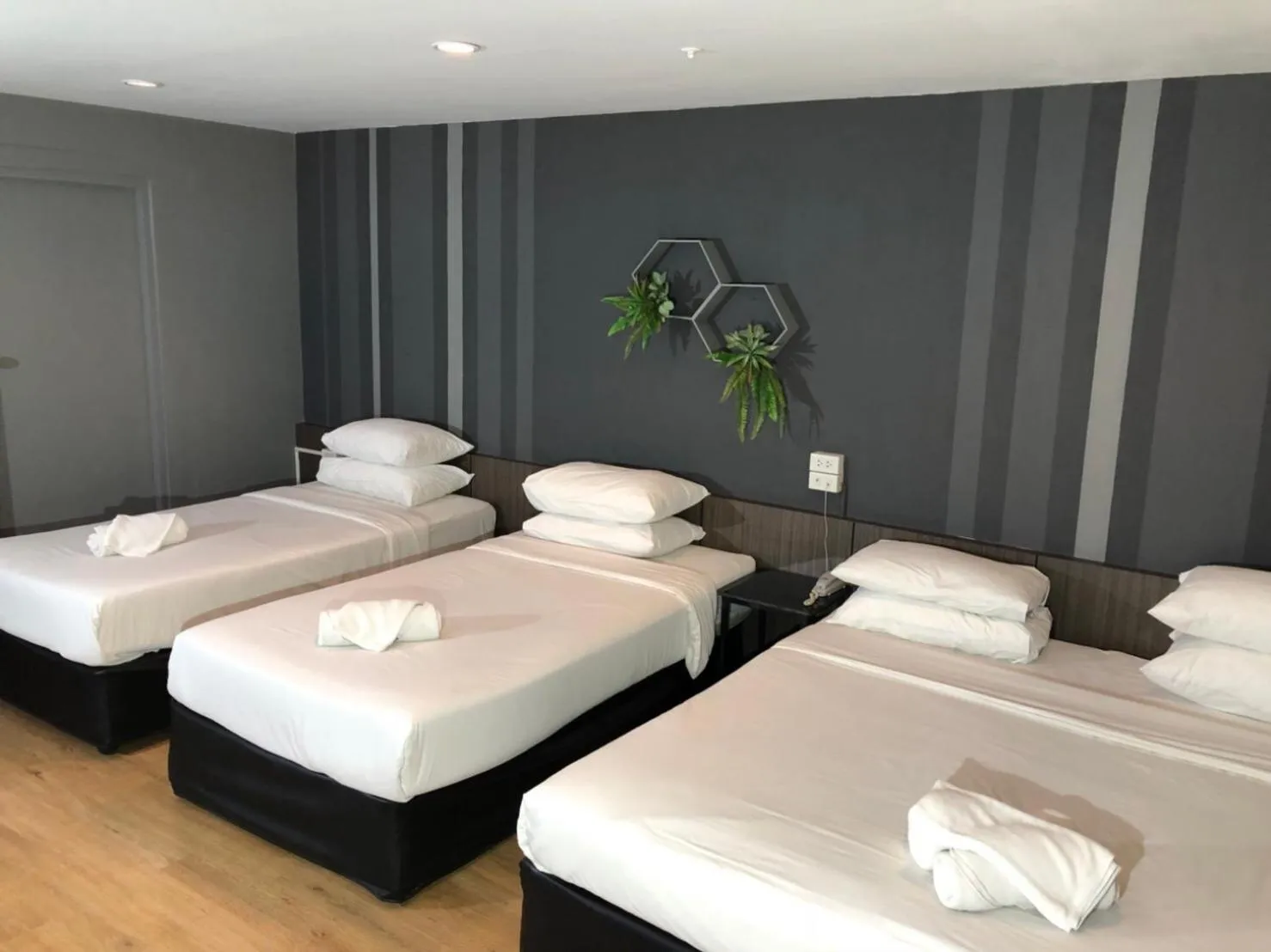 Bedroom, Bed in Paragon Inn