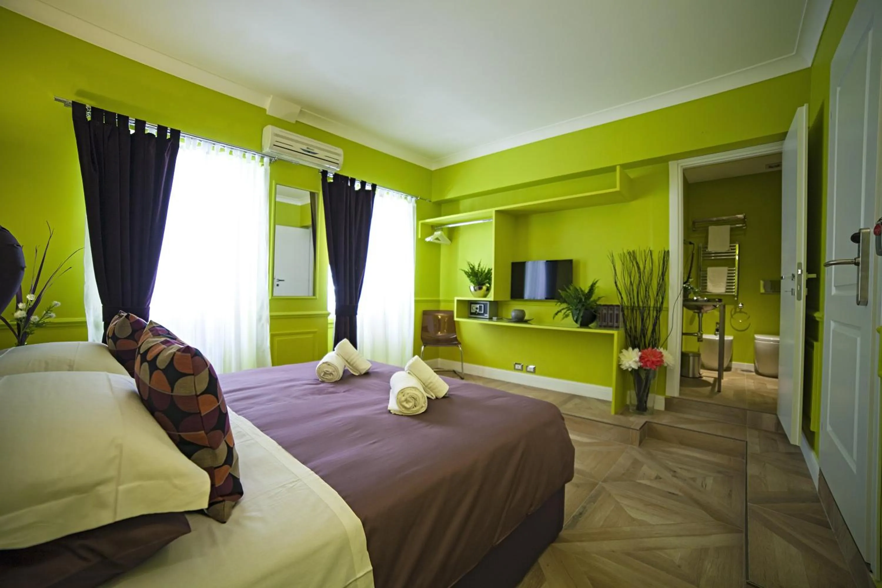 Photo of the whole room, Bed in Vatican Luxury Home