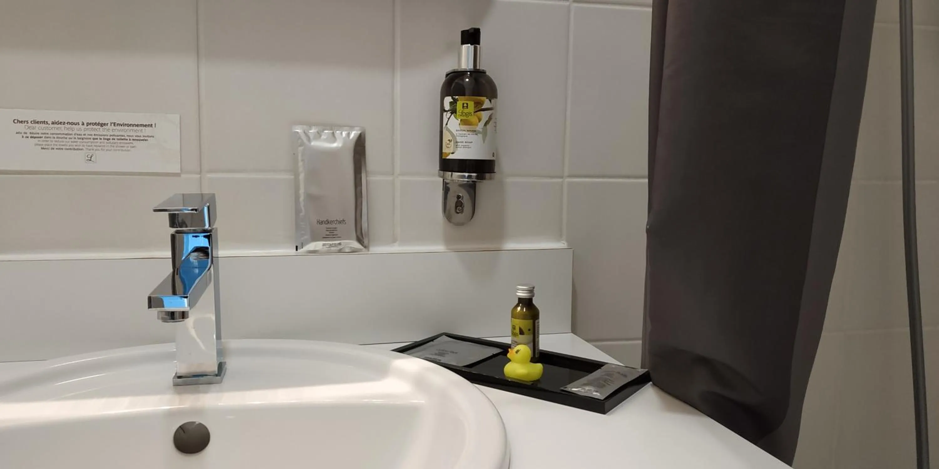 Bathroom in Pey La Tour - Logis Hôtels & Restaurant