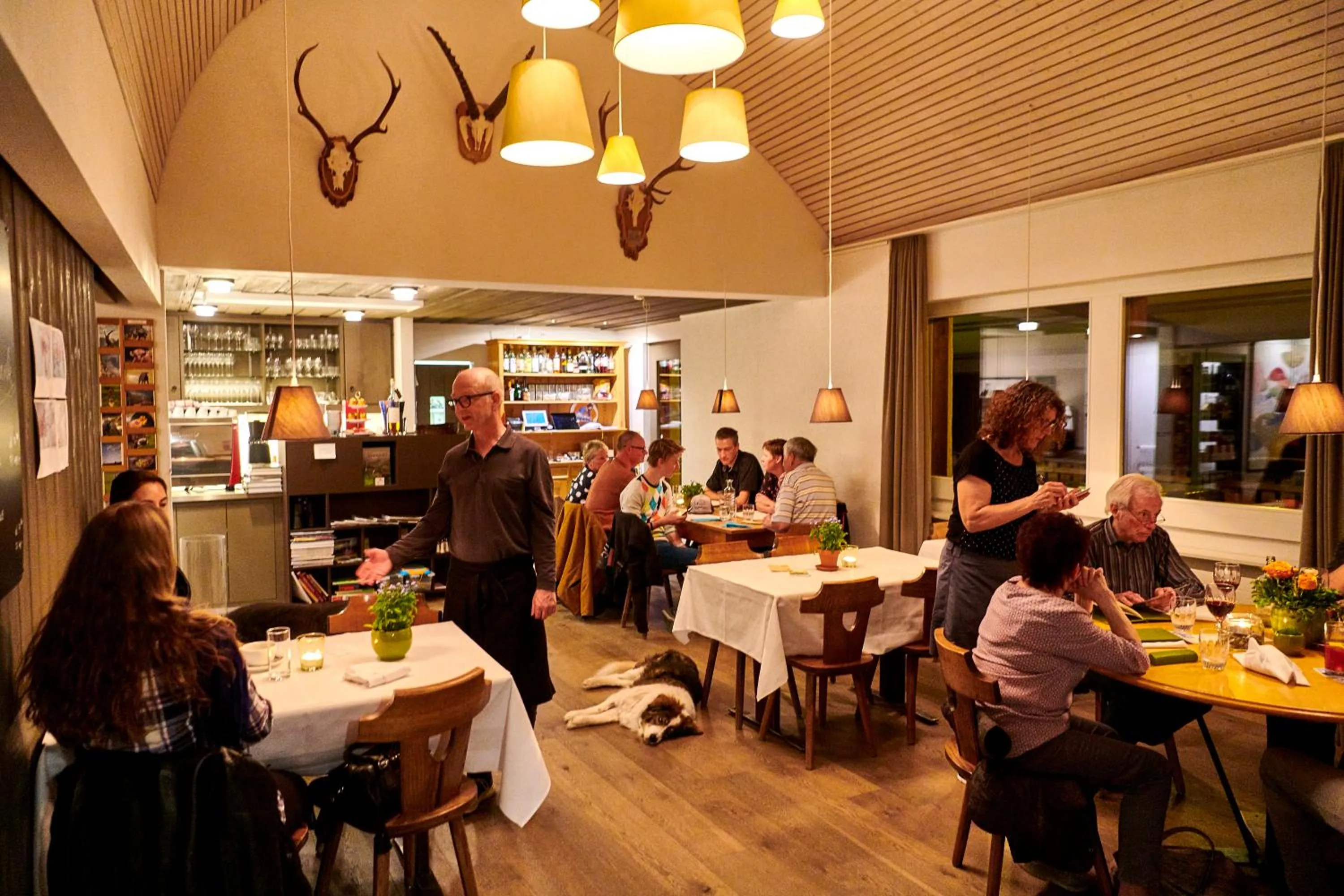 Restaurant/places to eat in Landhus Almens