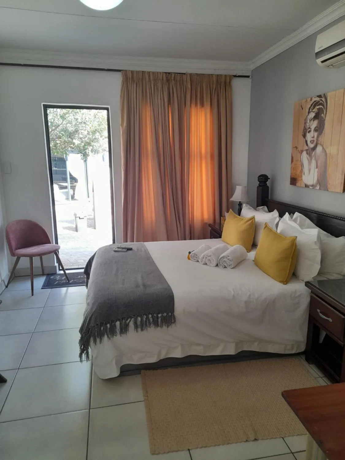 Bedroom, Bed in Bri-Shel Manor B&B