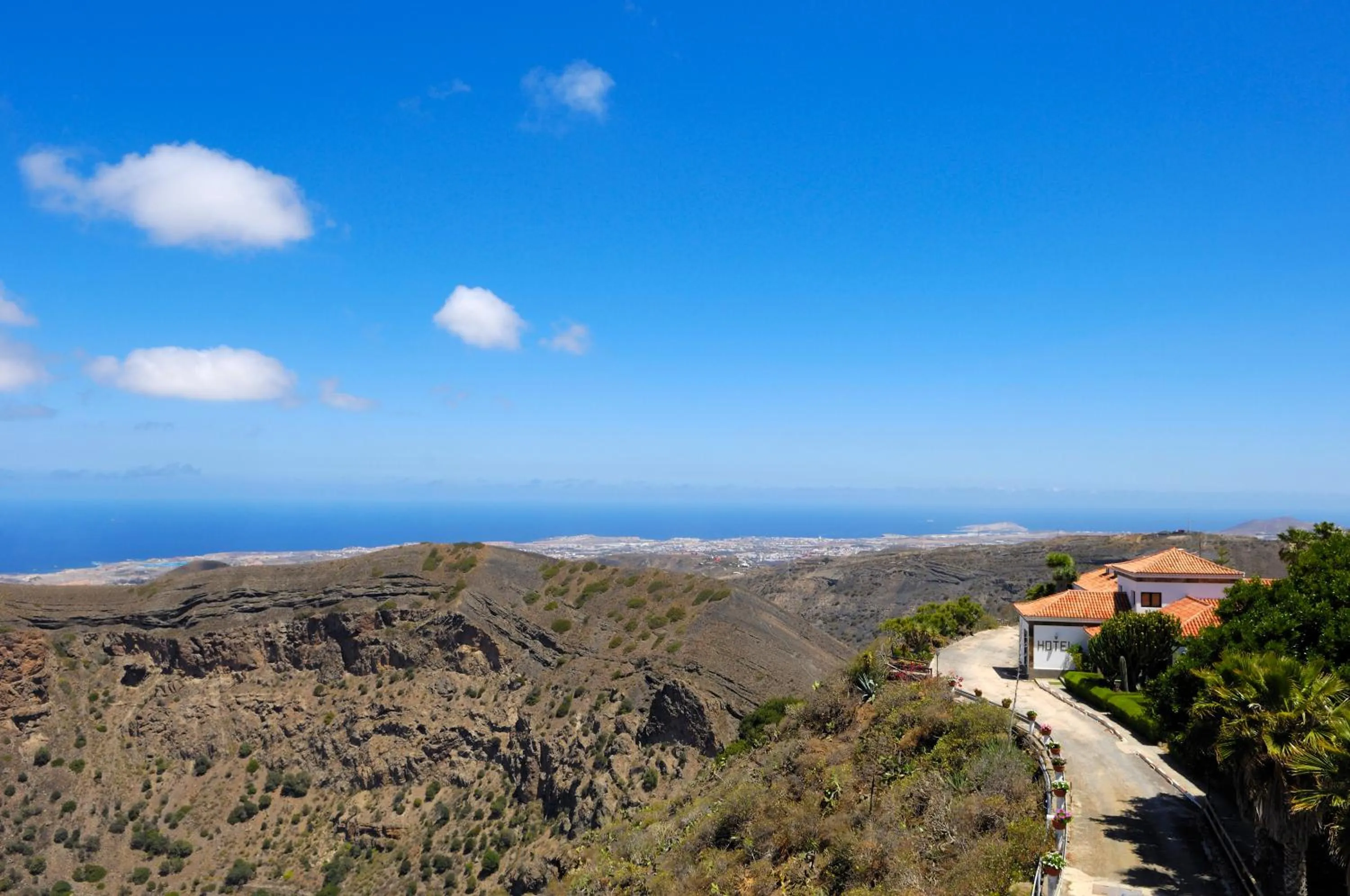 Facade/entrance in Bandama Golf Hotel by Airnest