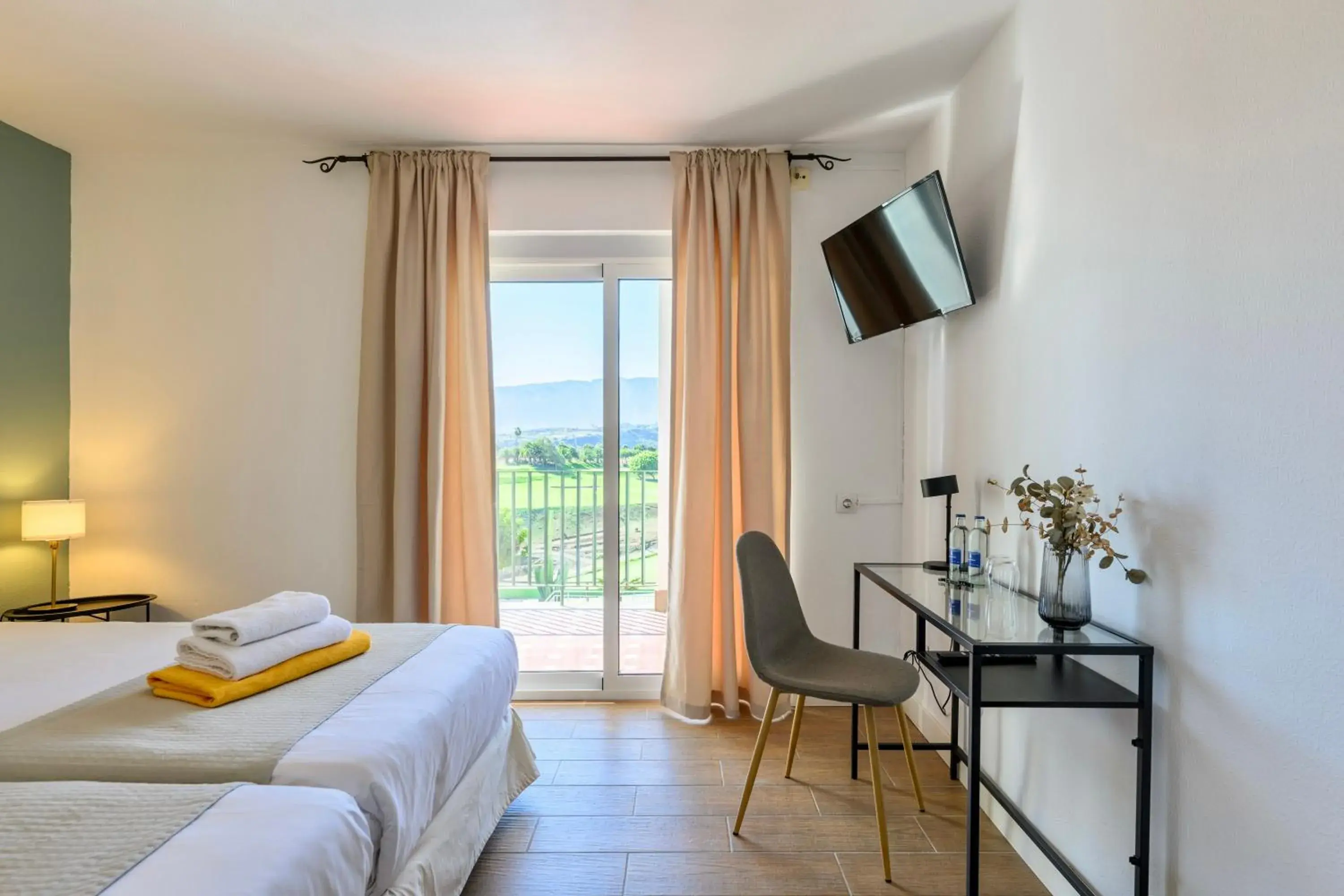 Twin Room with Balcony in Bandama Golf Hotel by Airnest Twin Room with Balcony in Bandama Golf Hotel by Airnest