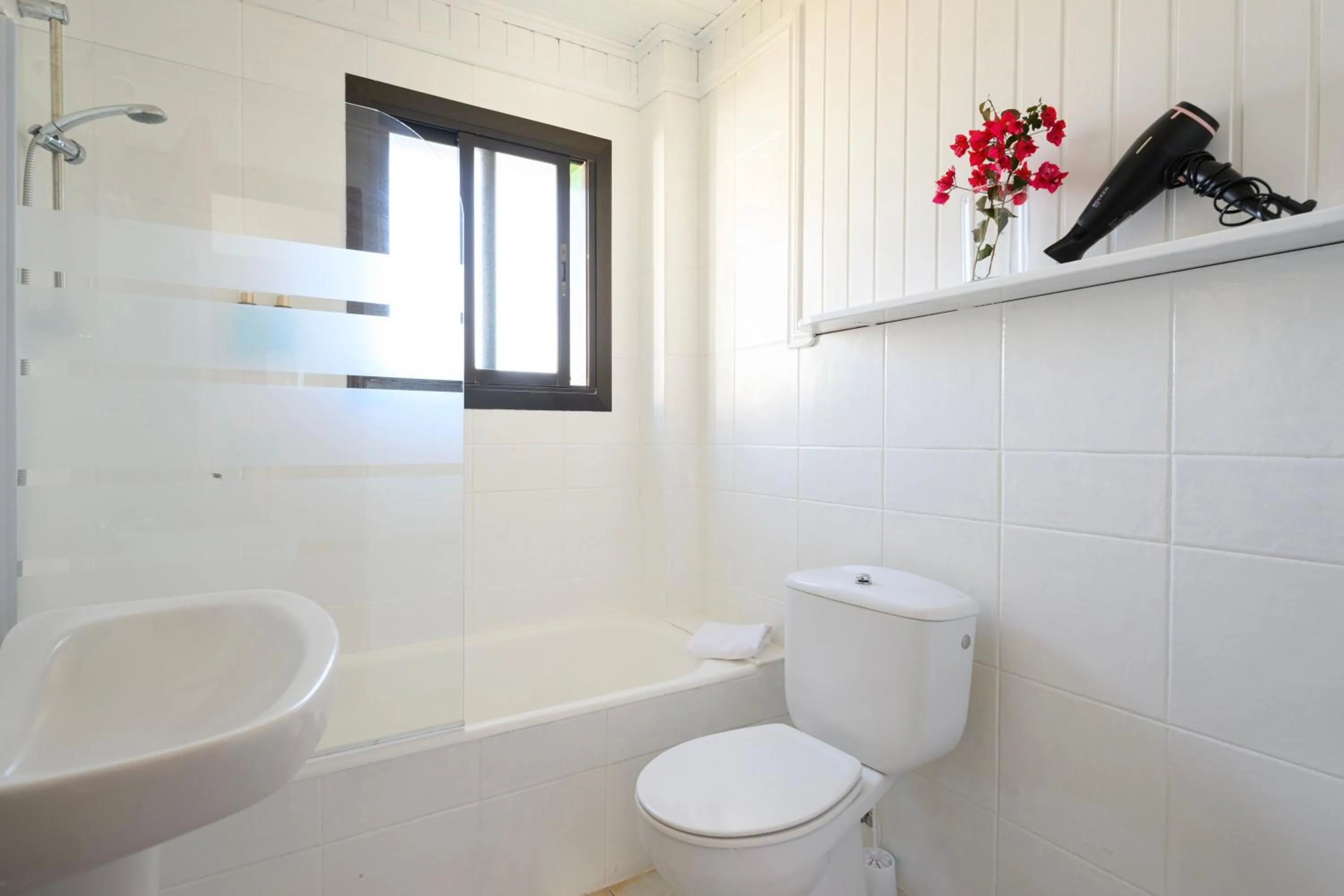 Shower in Bandama Golf Hotel by Airnest