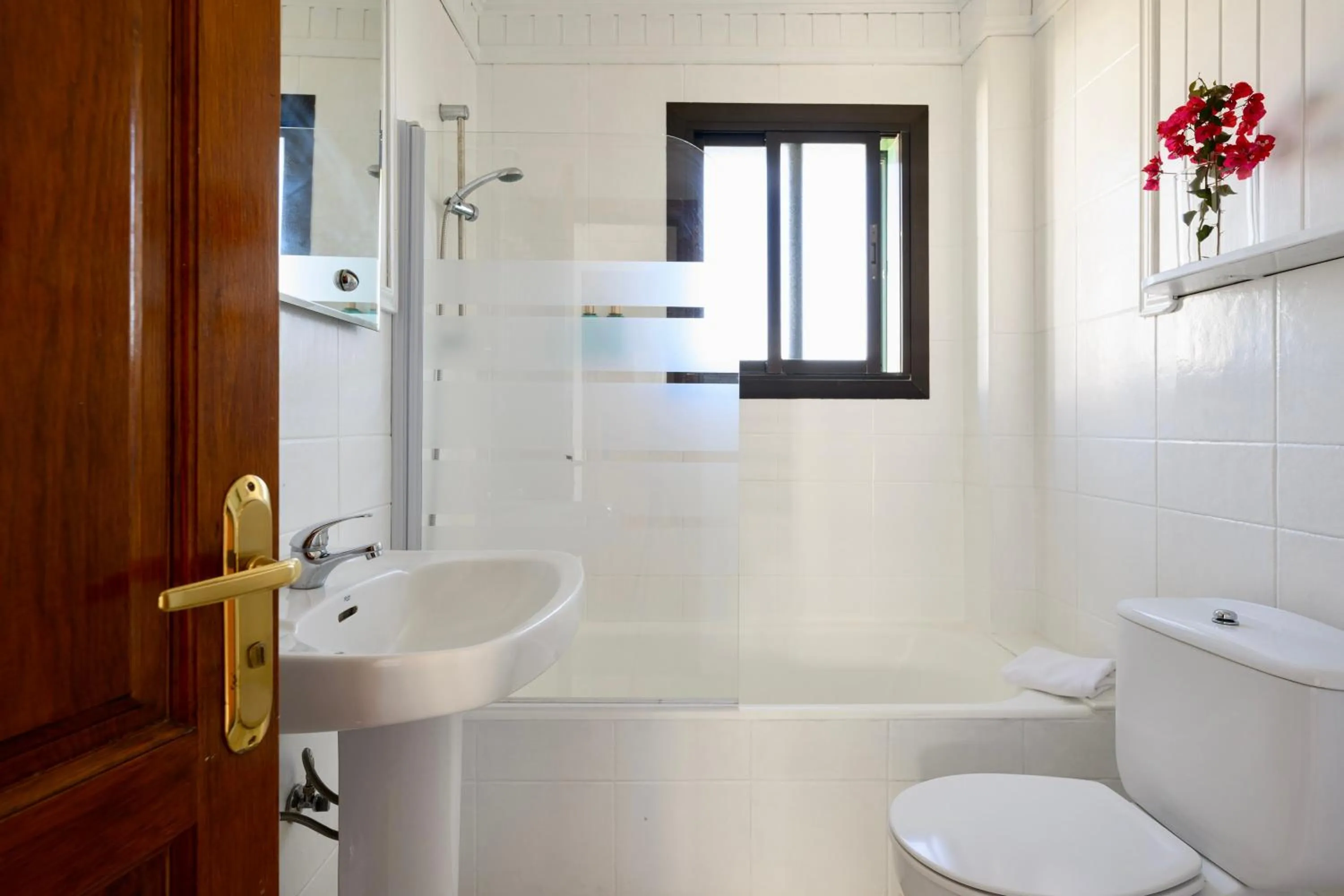 Shower in Bandama Golf Hotel by Airnest