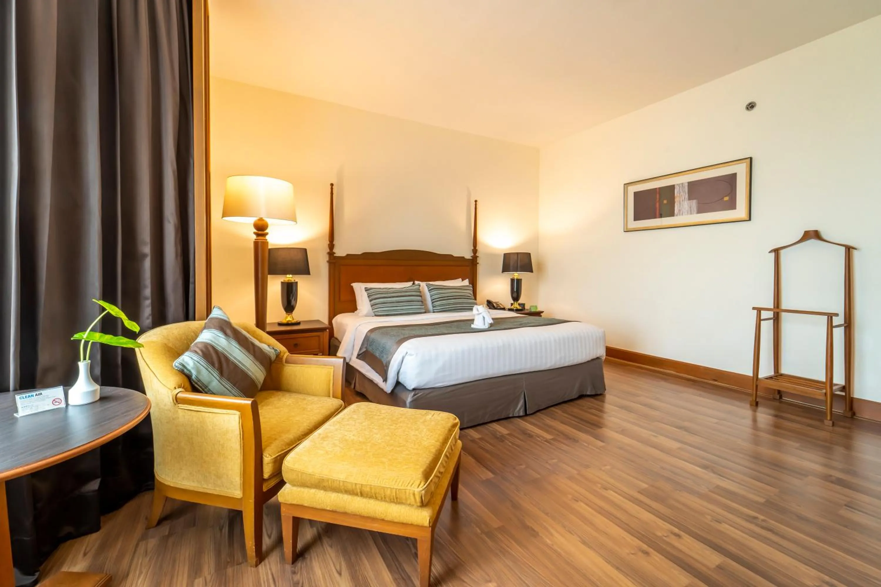 Bedroom, Bed in Century Park Hotel