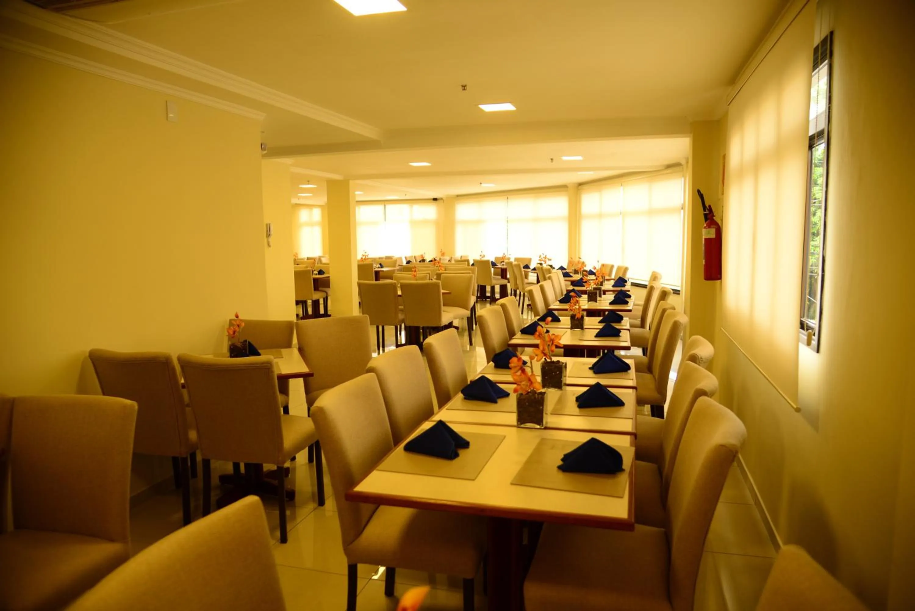 Restaurant/places to eat in River Park Hotel