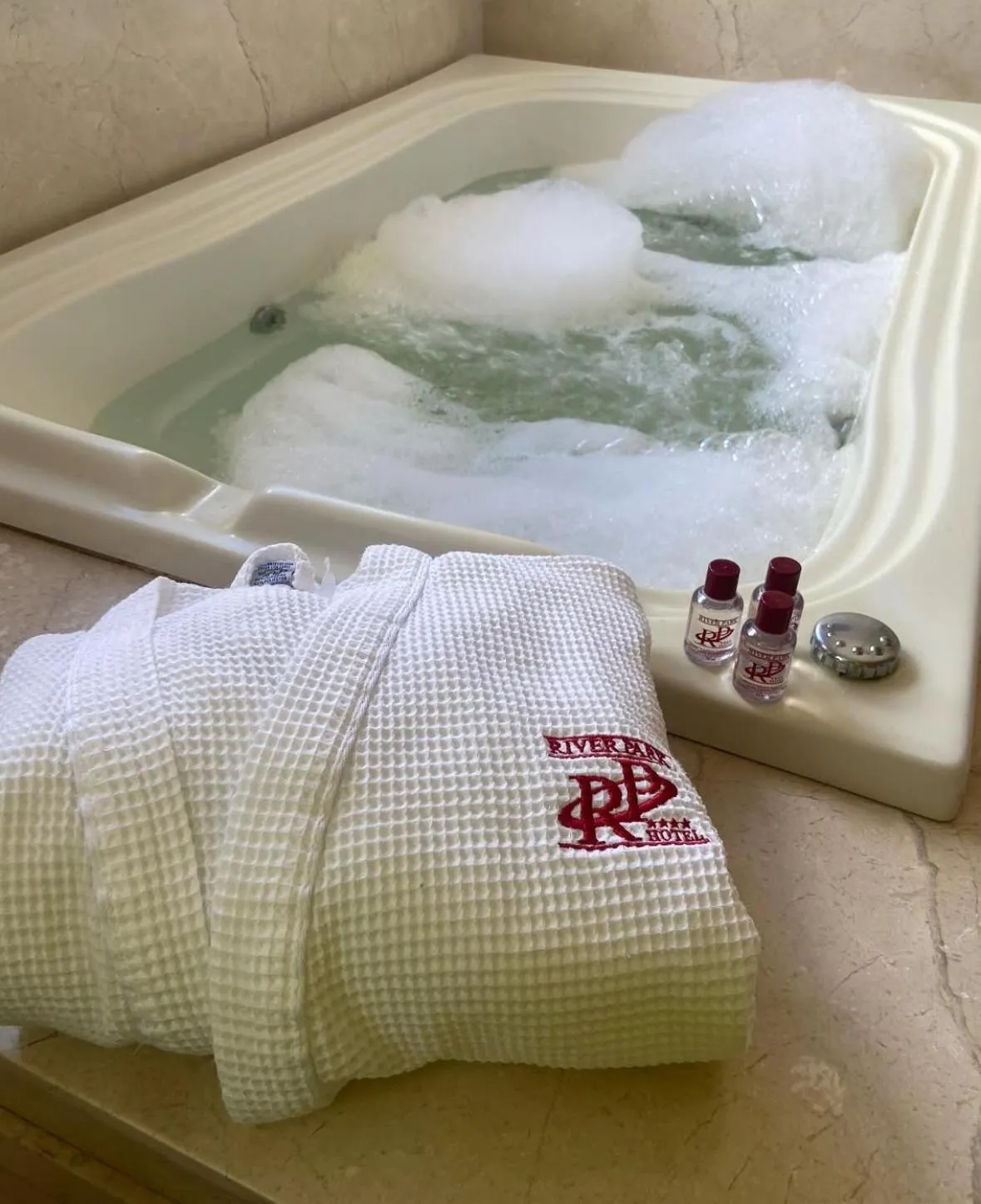 Hot Tub in River Park Hotel