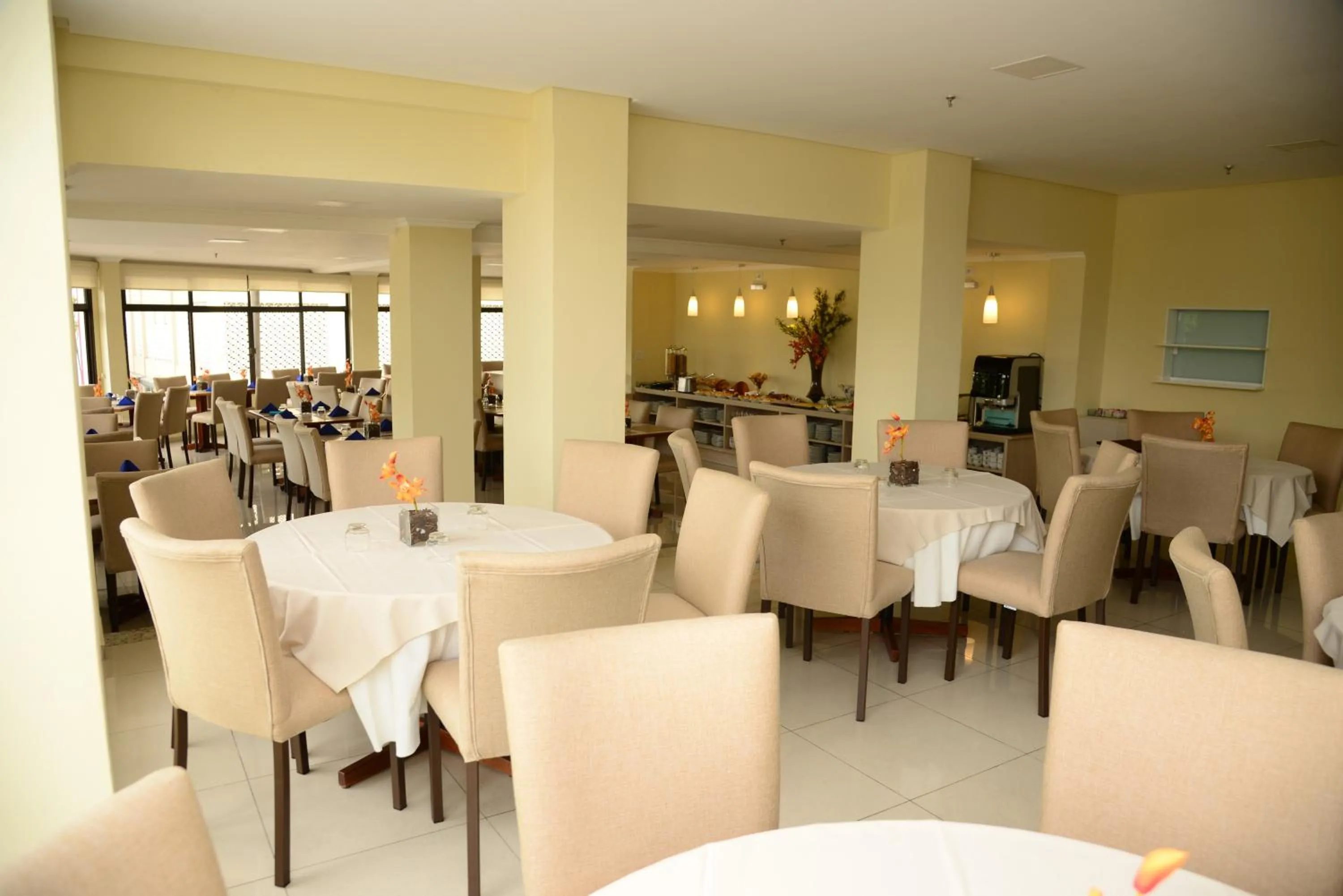 Restaurant/places to eat in River Park Hotel
