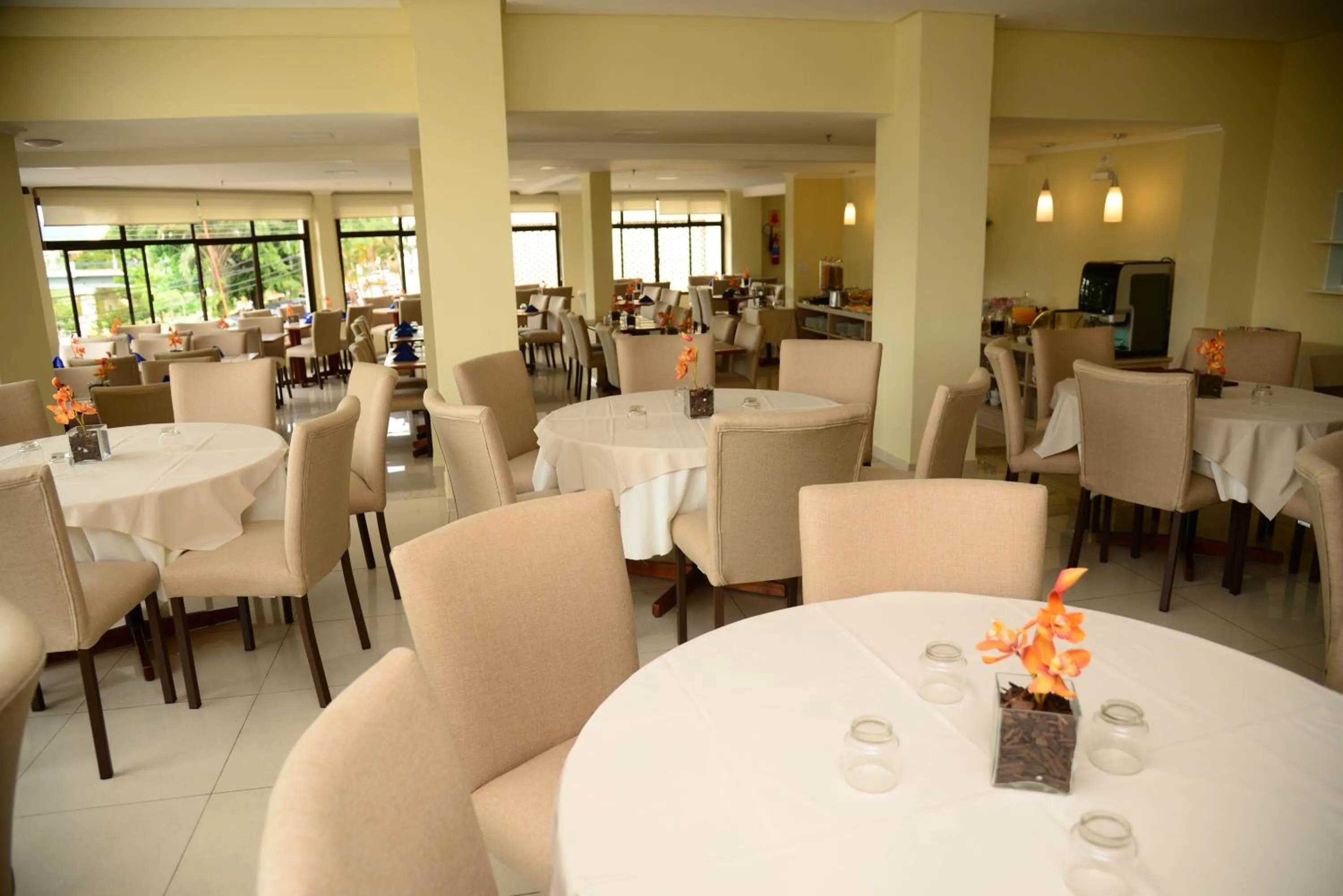 Restaurant/places to eat in River Park Hotel