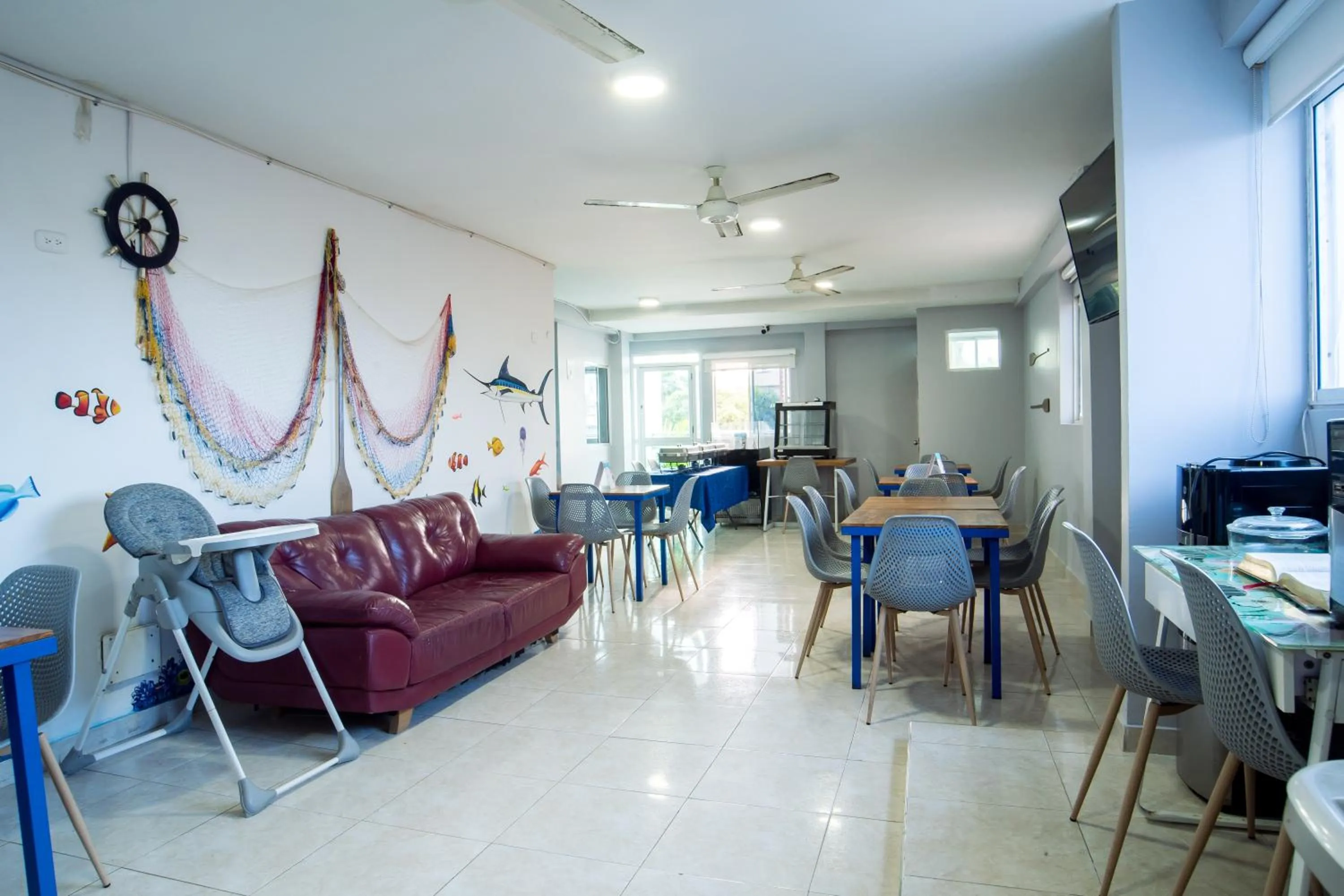 Restaurant/places to eat in Hotel Aquarius