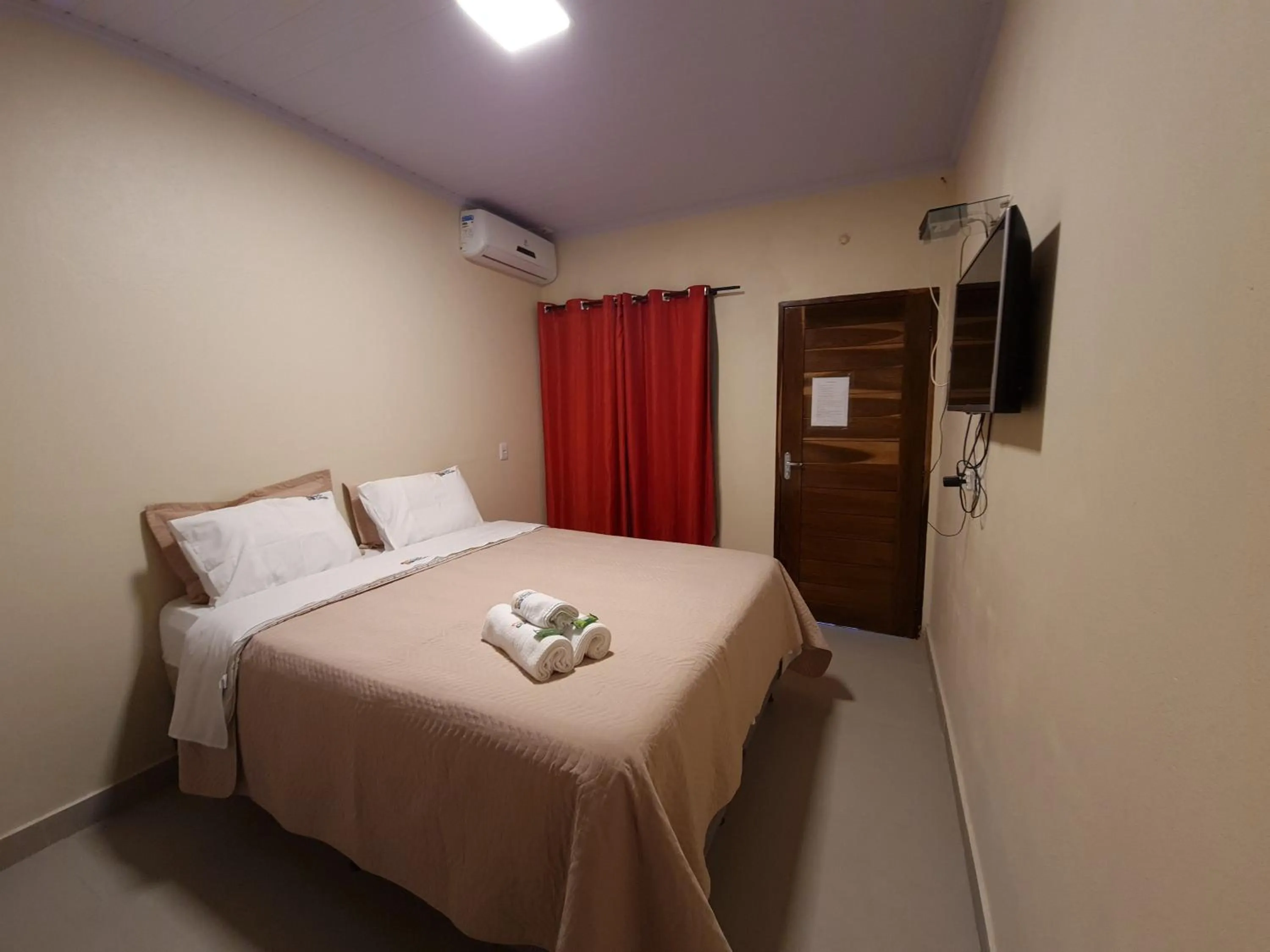 Photo of the whole room, Bed in Pousada Quatro Estações