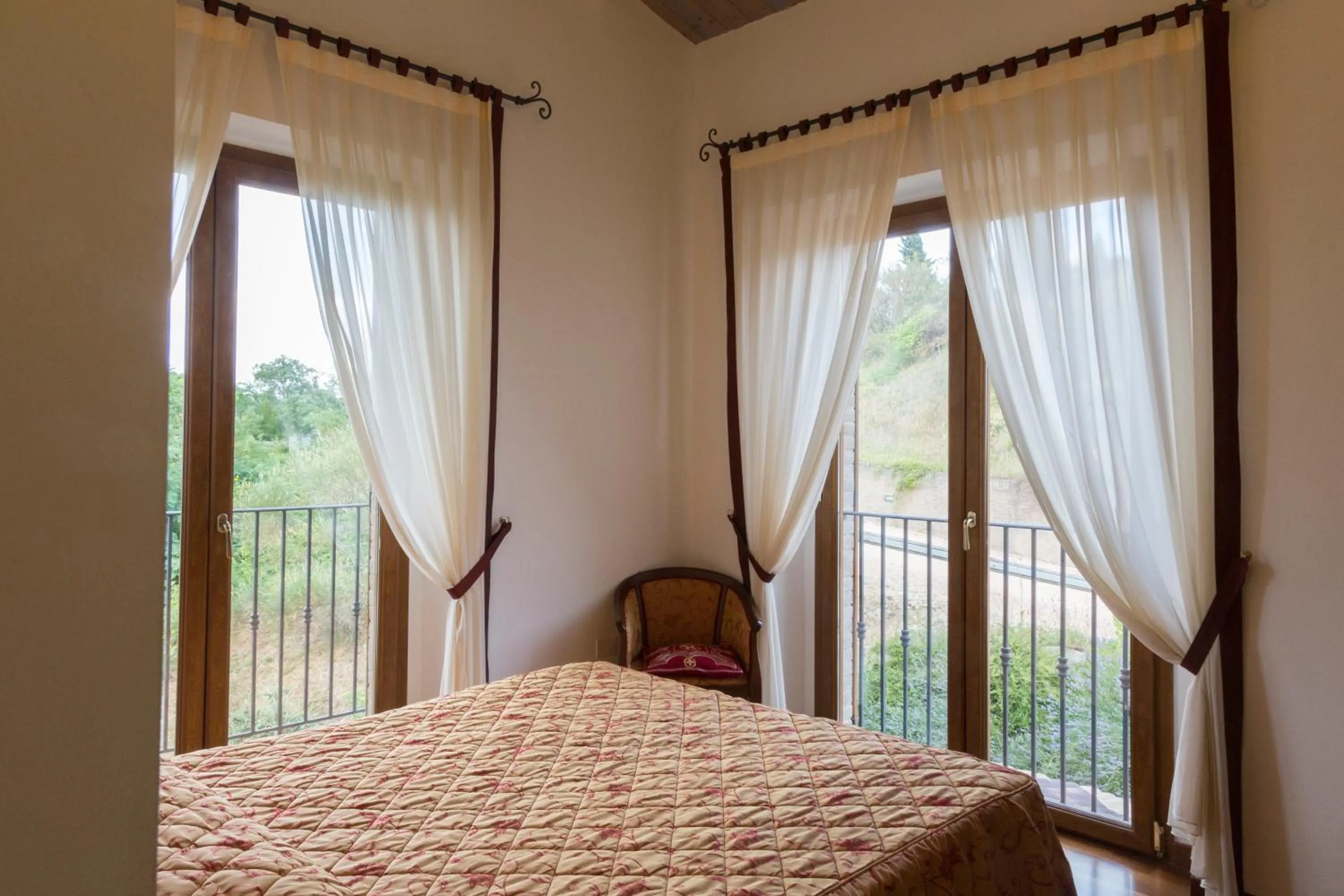 View (from property/room), Bed in Colleverde Country House & SPA Urbino