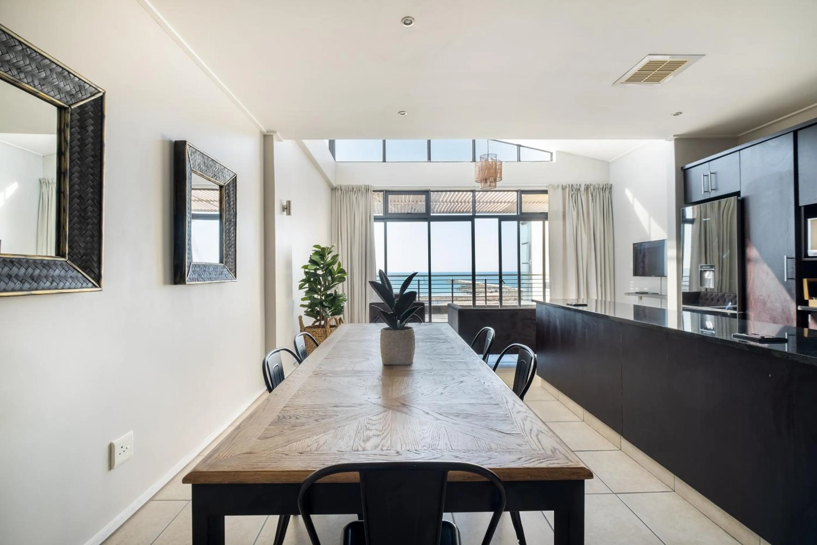 Dining area in Point Waterfront Apartments