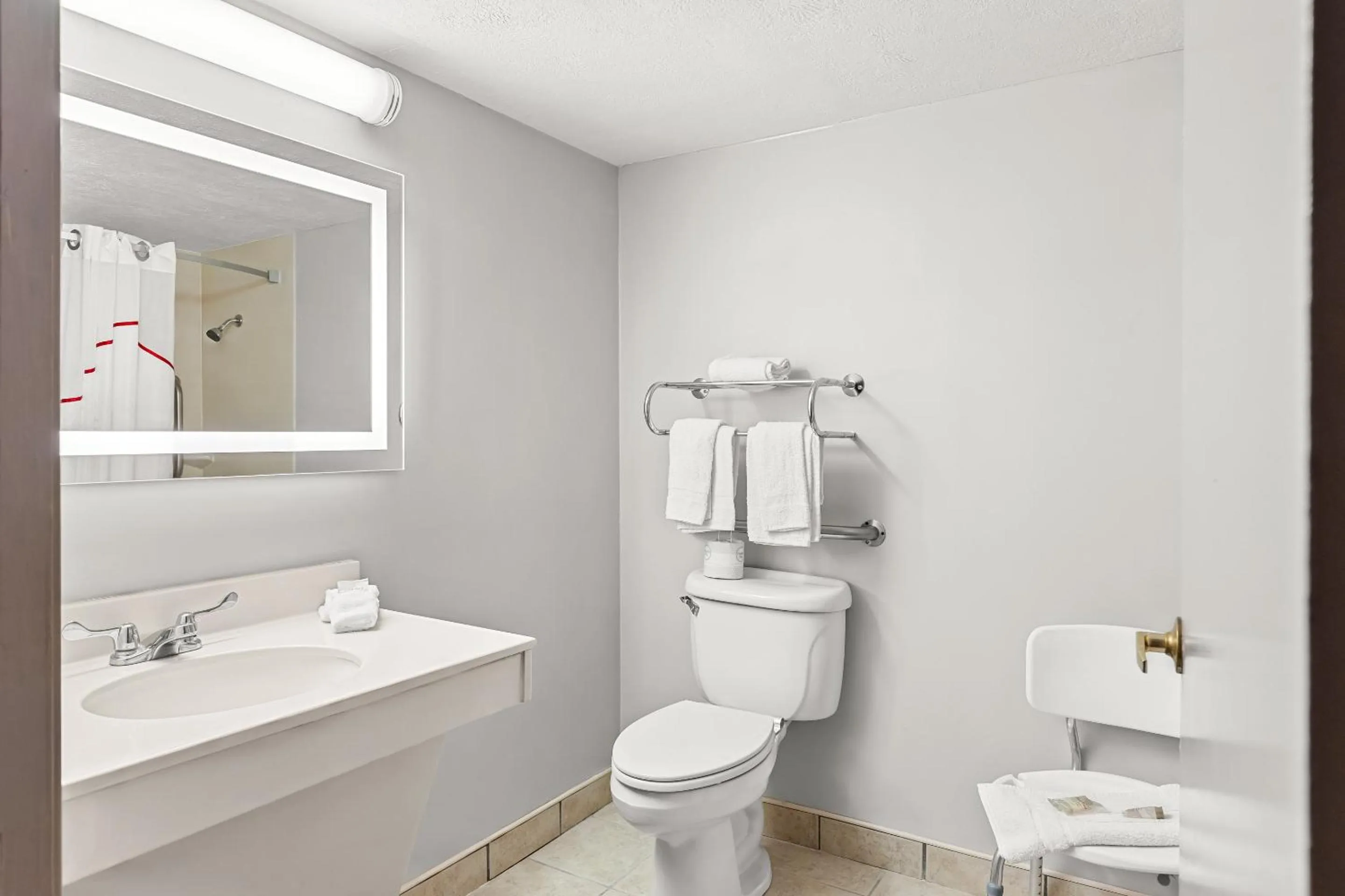 Bathroom in Red Roof Inn Cambridge, OH