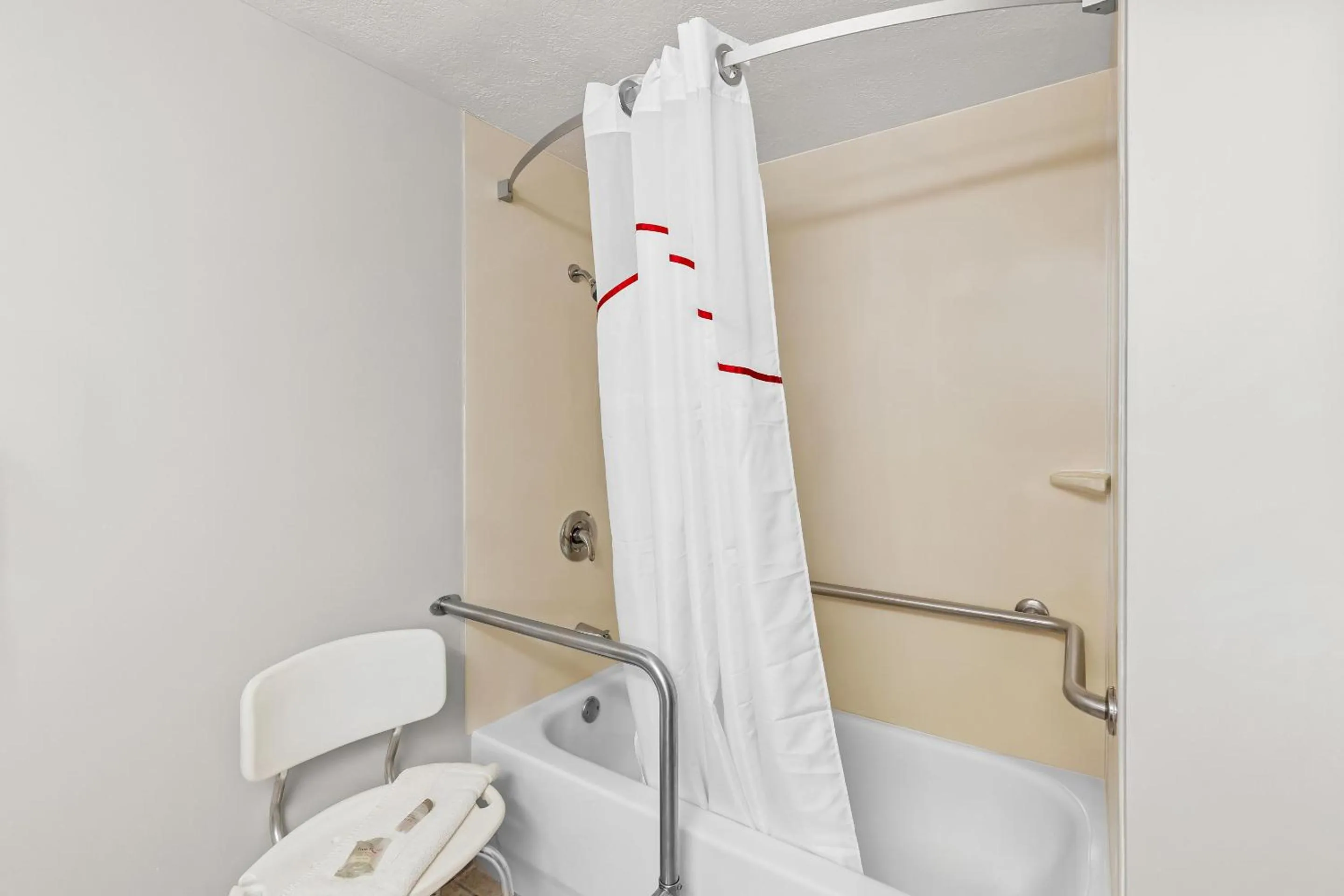 Bathroom in Red Roof Inn Cambridge, OH