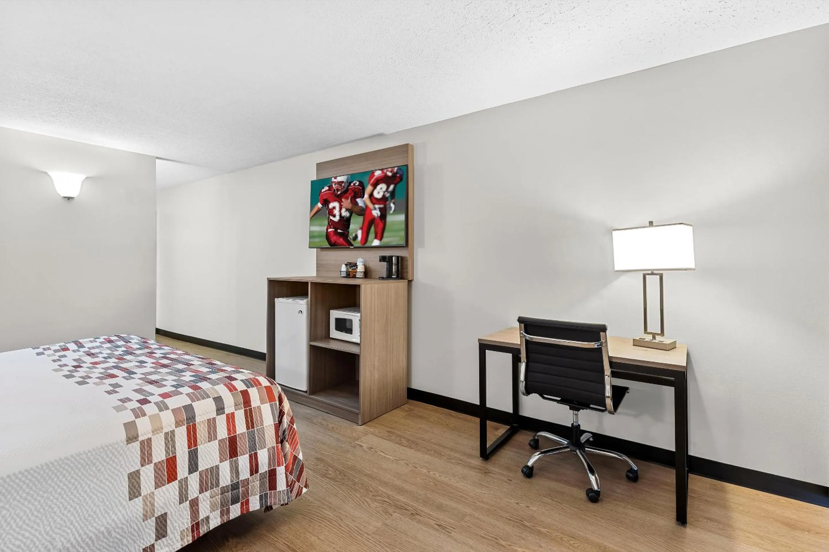 Bedroom, Bed in Red Roof Inn Cambridge, OH