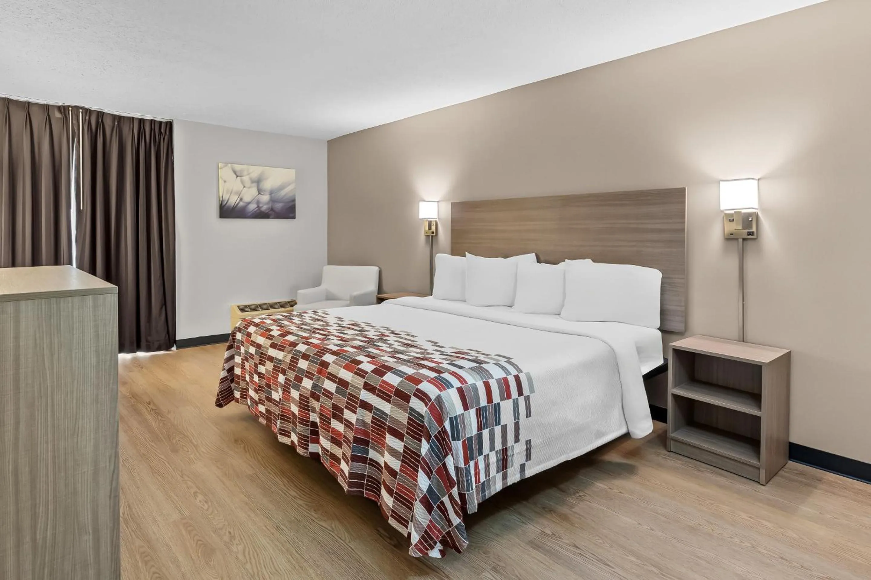 Bedroom, Bed in Red Roof Inn Cambridge, OH