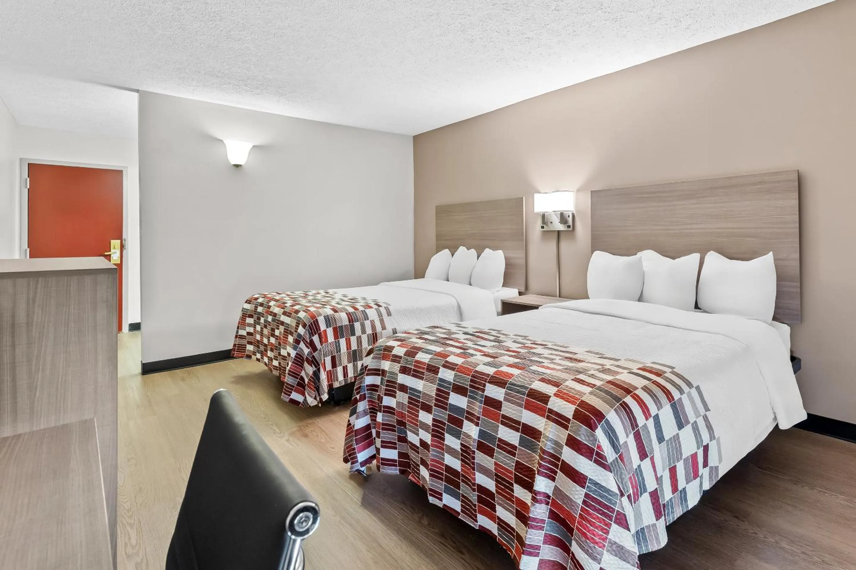 Bedroom, Bed in Red Roof Inn Cambridge, OH