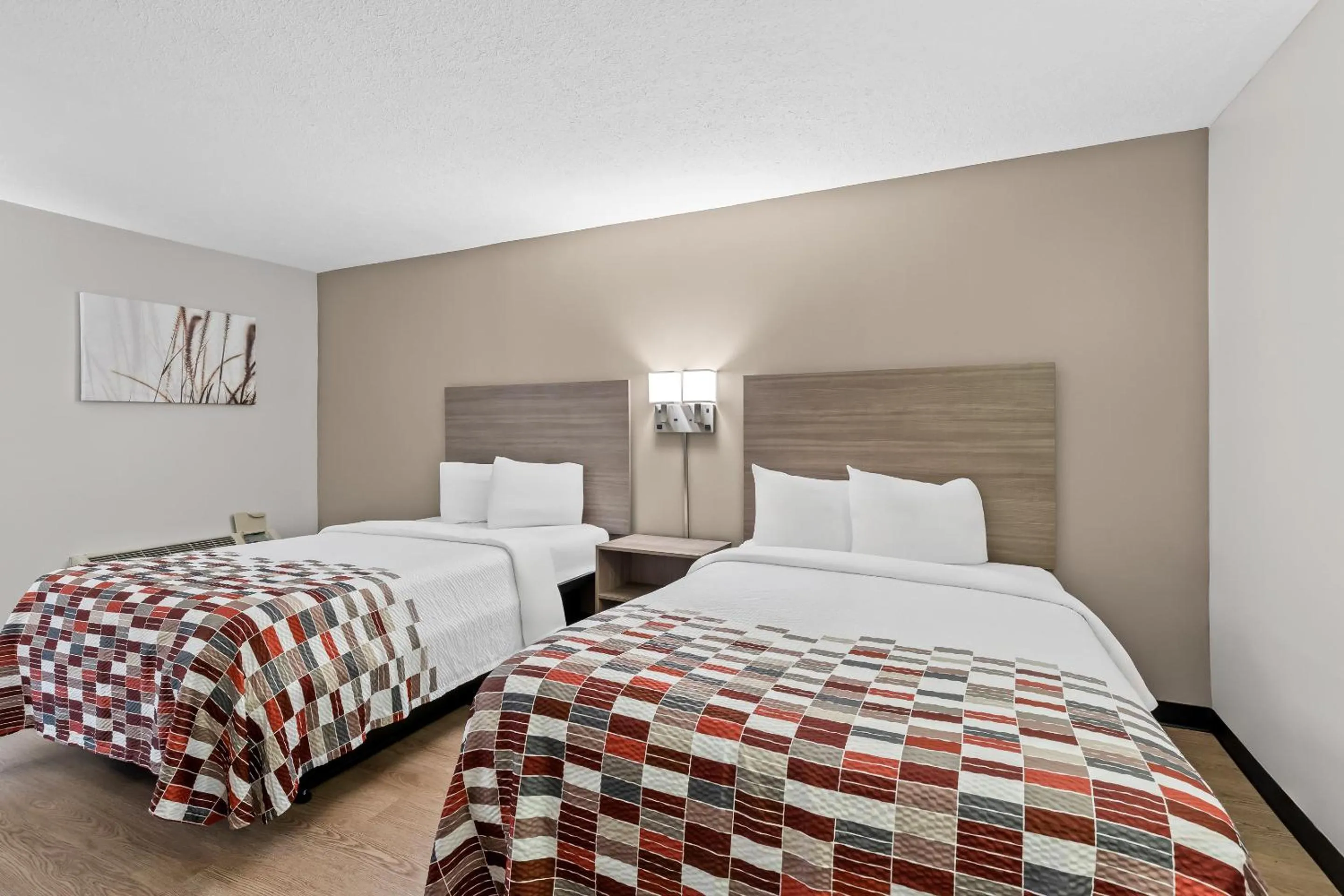 Bedroom, Bed in Red Roof Inn Cambridge, OH